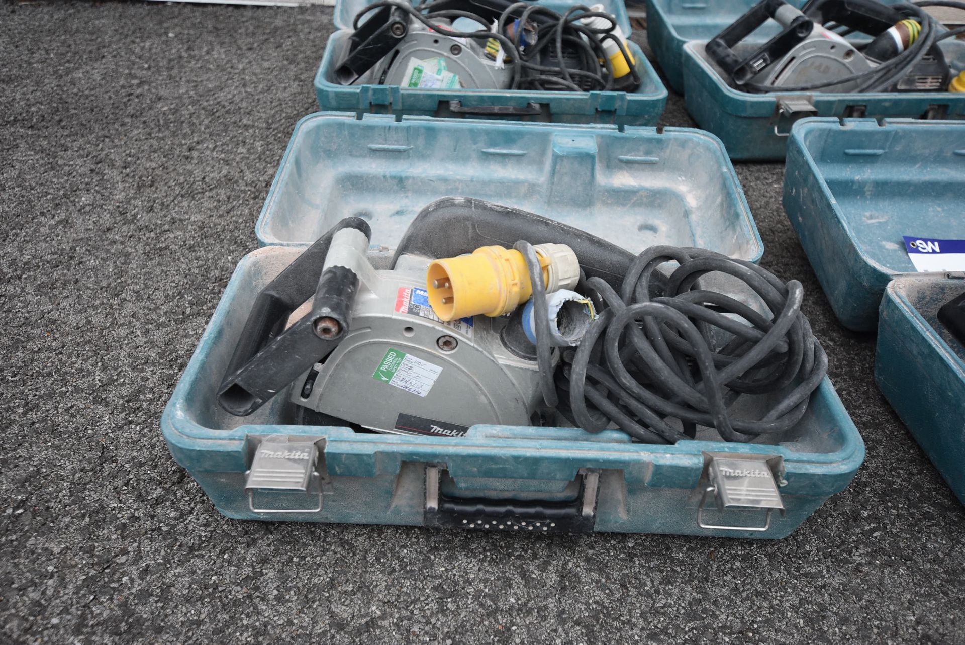 Makita 125mm Portable Electric Wall Chaser, 110V, with carry casePlease read the following important - Image 2 of 3