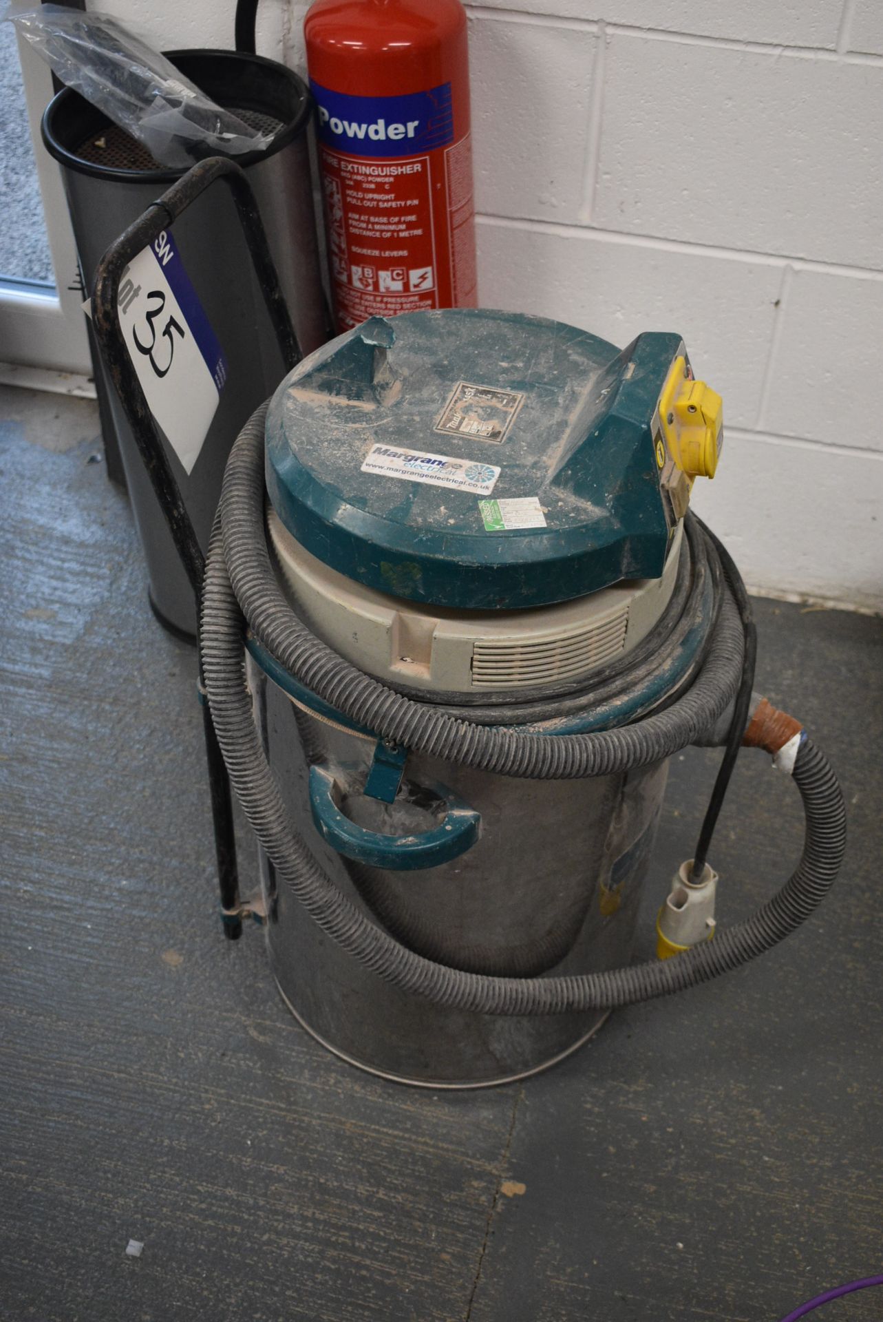 Makita 445X Vacuum Cleaner, 110VPlease read the following important notes:-***Overseas buyers - - Image 2 of 3