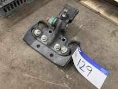 Removable Tow Bracket (understood to be suitable for Land Rover), with key (no vat on hammer price