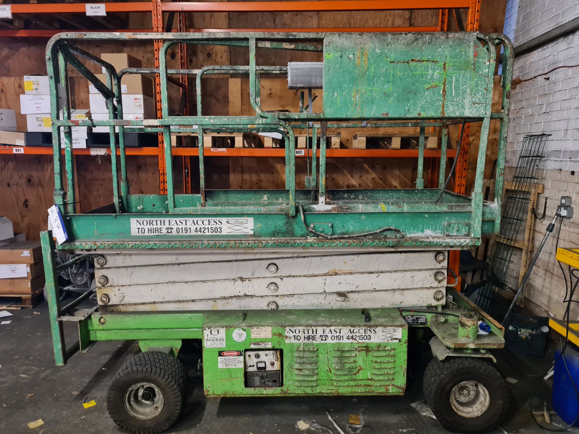 JLG Industries CM-2546 Scissor Lift Platform, serial no. C024398 0200019790, year of manufacture - Image 2 of 4