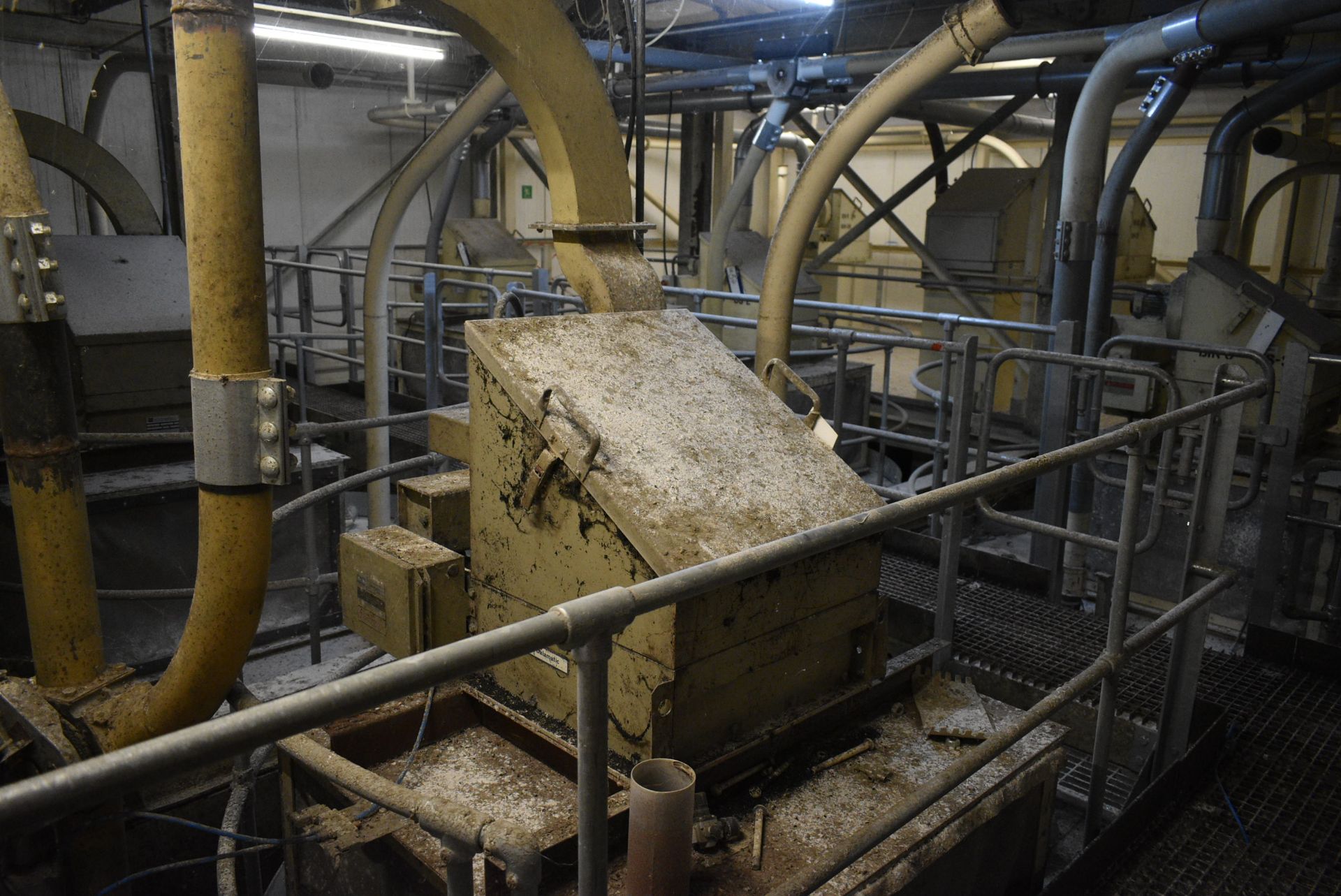 NEST OF TEN X 35 TONNE FLOUR STORAGE SILOS, each bin approx. 2.5m dia. x approx. 11m deep on - Image 12 of 18