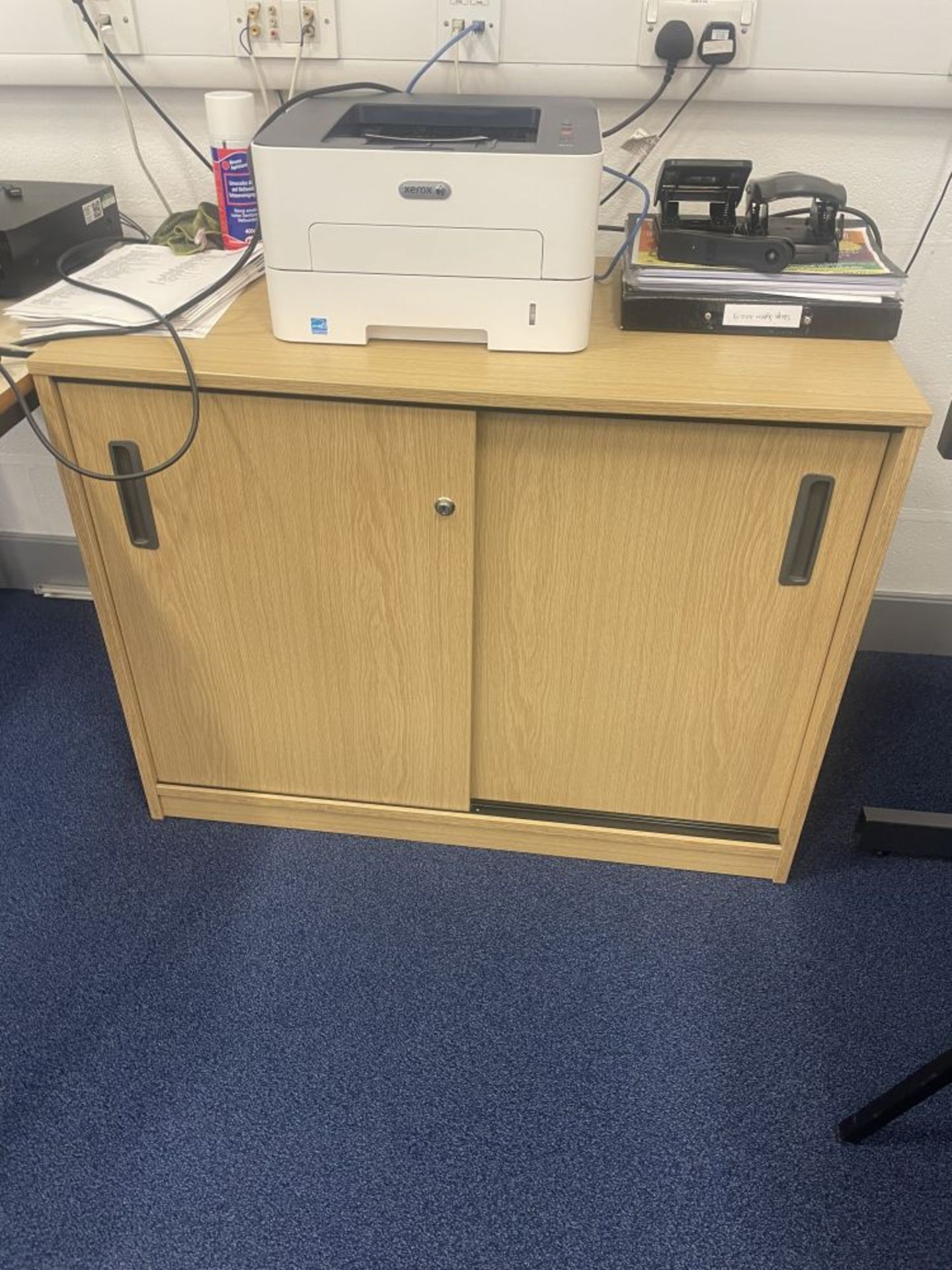 Sliding Door Cabinet, with two book shelves (Room - Image 2 of 2