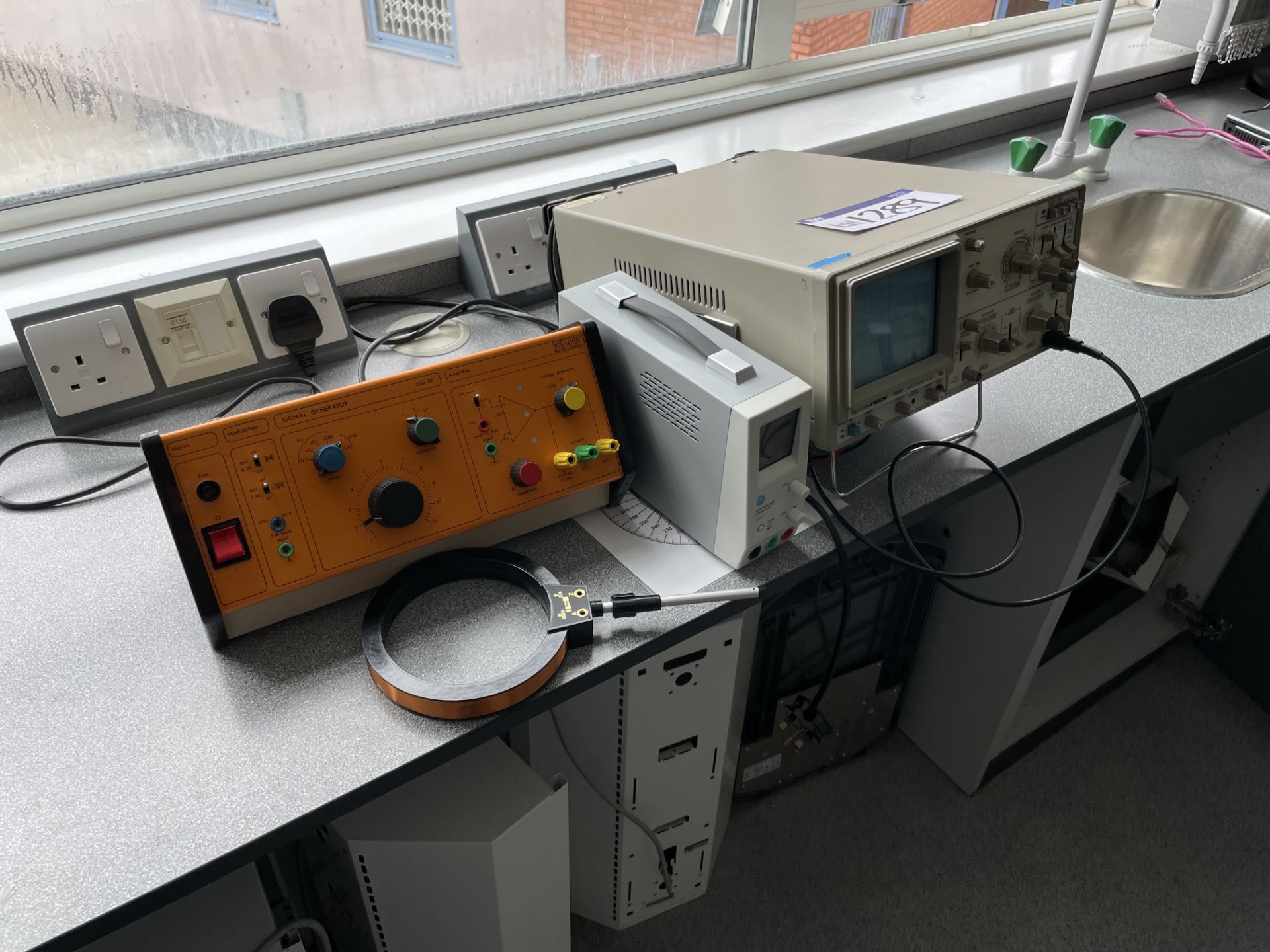 Oscilloscope, with single generator and power supp