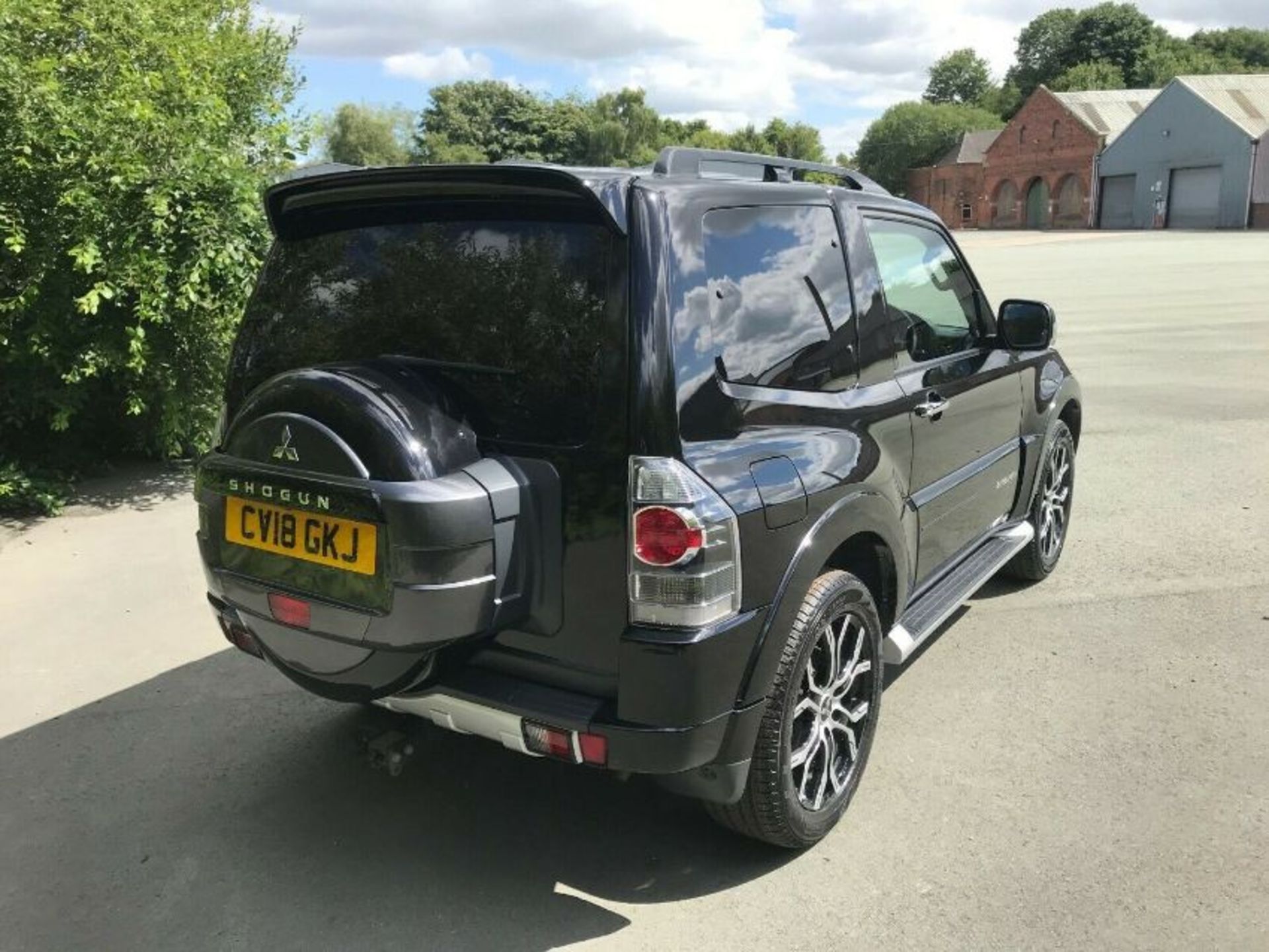 Mitsubishi Shogun Barbarian DIESEL SUV, registration no. CV18 GKJ, date first registered 06/2018, - Image 6 of 11