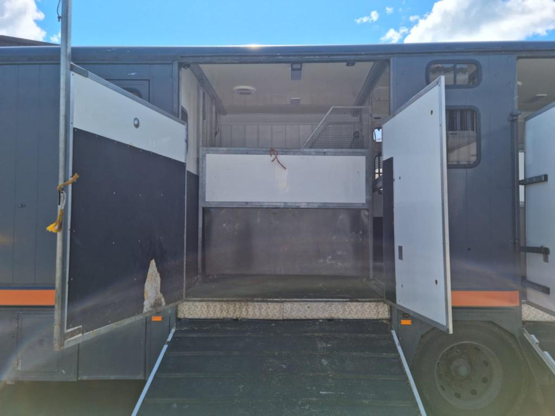 Scania 93M 210 SIX PEN 4X2 DIESEL HORSEBOX, registration no. G169 WOU, date first registered 07/ - Image 10 of 42