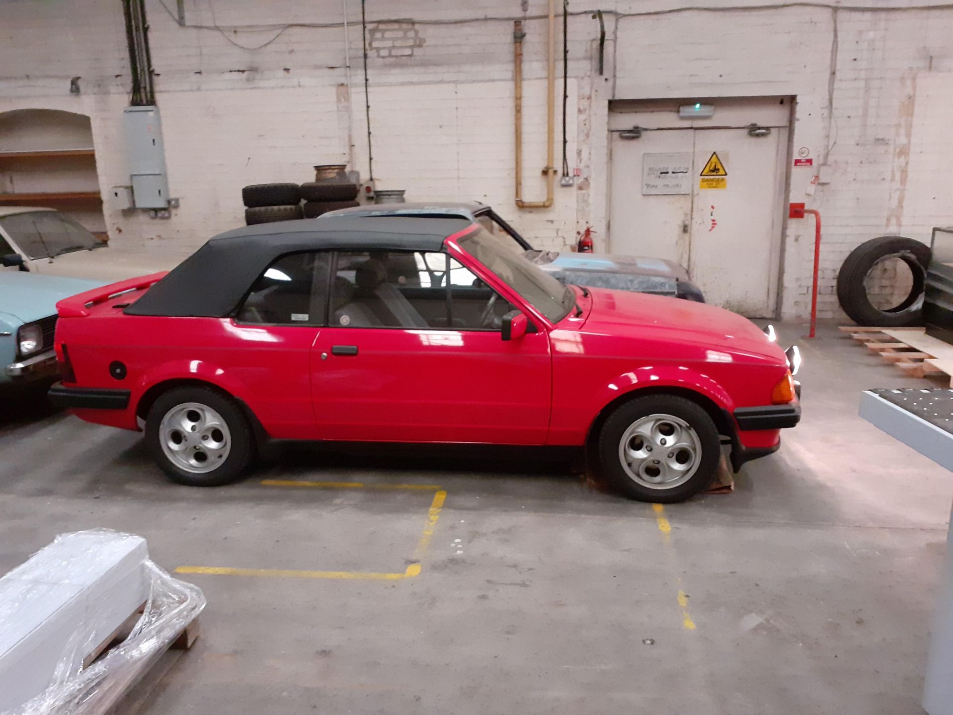 Ford Escort 1.6i Cabriolet, (1986), vendors comments - runs drives good condition, some spare - Image 4 of 26