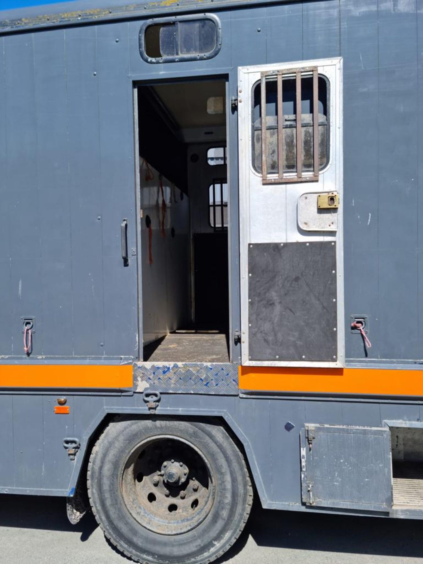 Scania 93M 210 SIX PEN 4X2 DIESEL HORSEBOX, registration no. G169 WOU, date first registered 07/ - Image 11 of 42