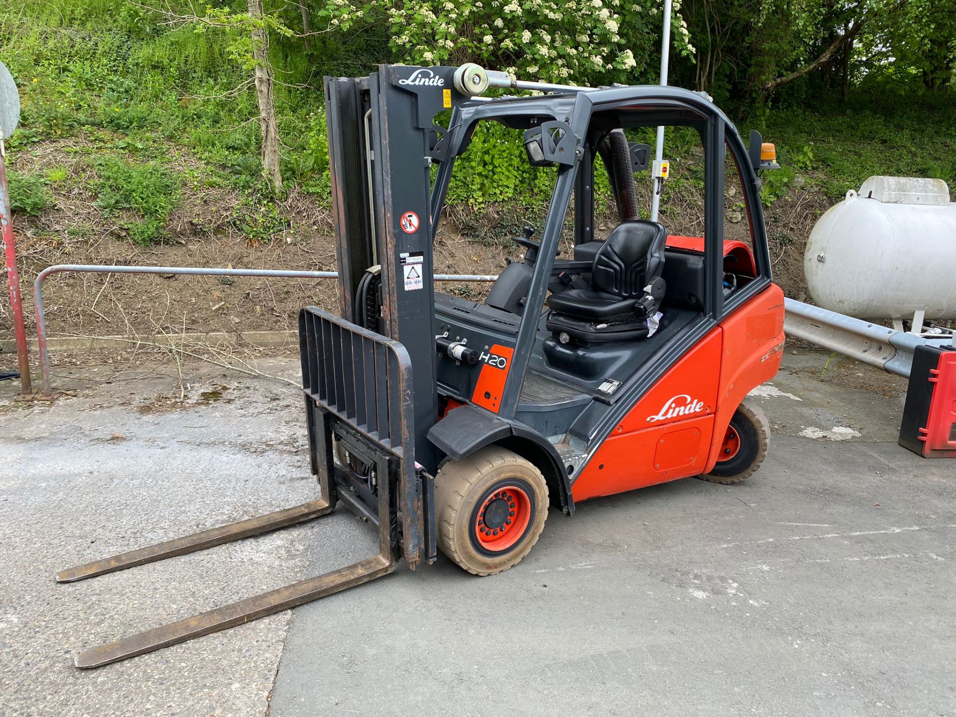 Linde H20T 2000KG CAP LPG FORK LIFT TRUCK, serial no. H2X392T02434, year of manufacture 2006, - Image 2 of 8