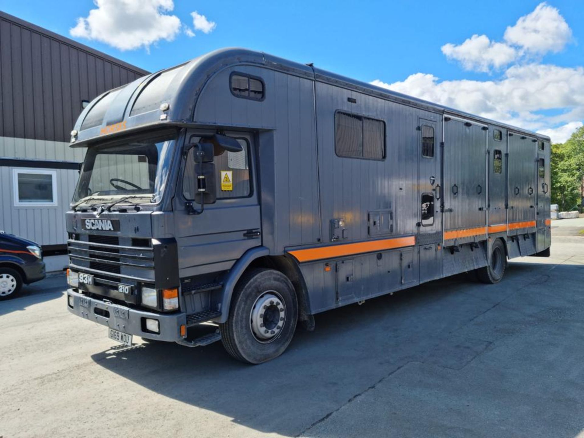 Scania 93M 210 SIX PEN 4X2 DIESEL HORSEBOX, registration no. G169 WOU, date first registered 07/ - Image 3 of 42