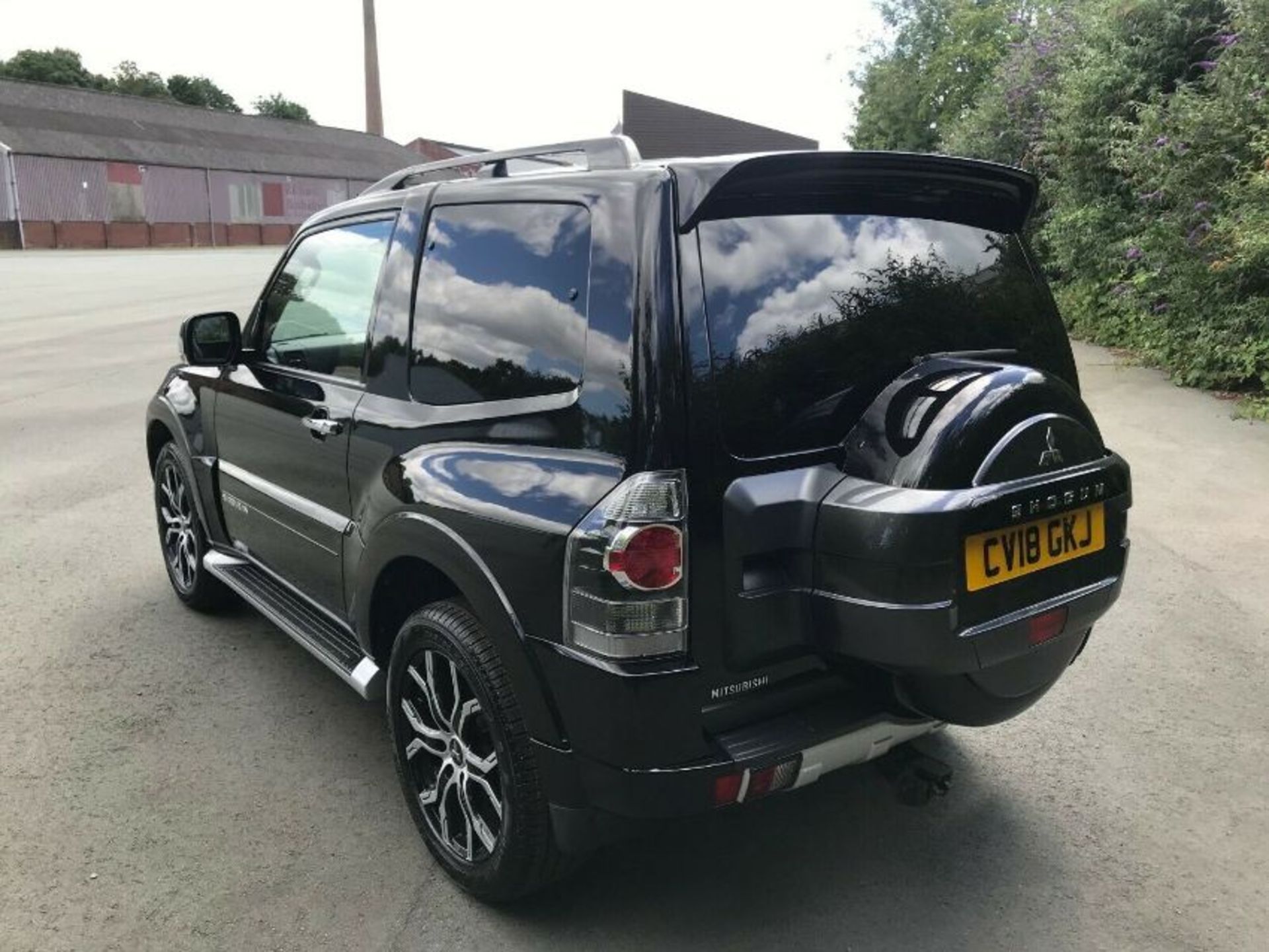 Mitsubishi Shogun Barbarian DIESEL SUV, registration no. CV18 GKJ, date first registered 06/2018, - Image 5 of 11