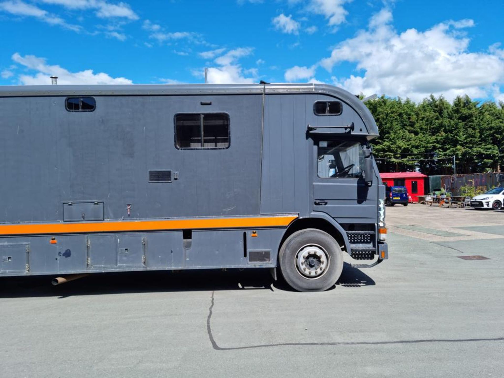 Scania 93M 210 SIX PEN 4X2 DIESEL HORSEBOX, registration no. G169 WOU, date first registered 07/ - Image 4 of 42