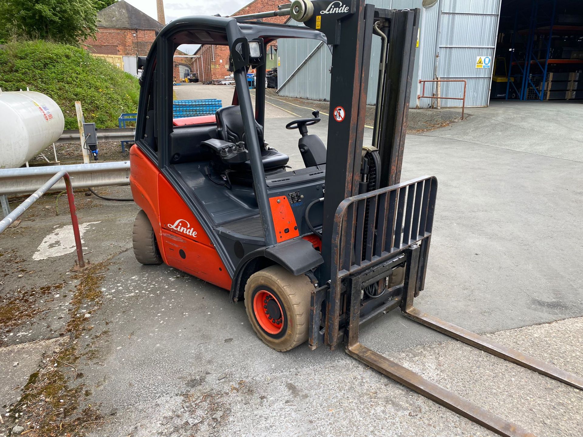 Linde H20T 2000KG CAP LPG FORK LIFT TRUCK, serial no. H2X392T02434, year of manufacture 2006, - Image 3 of 8