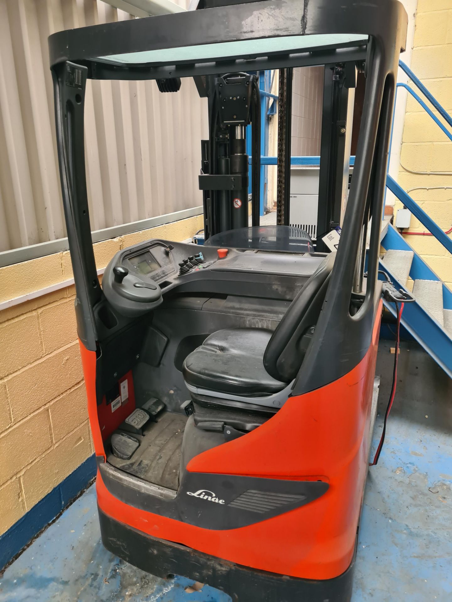 Linde R16N-1 Duplex Mast Ride on Electric Reach Truck, Yom 2013, S/N H21120D00851 c/w Charger - Image 2 of 6