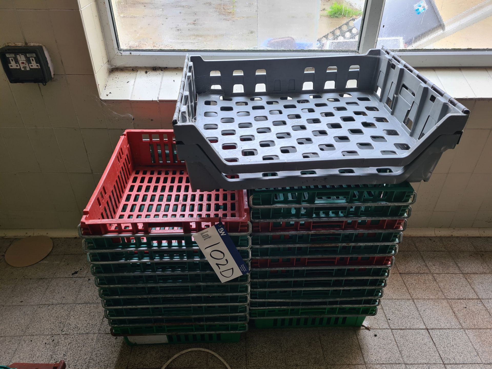 Approx. 21 Plastic Stackable Trays