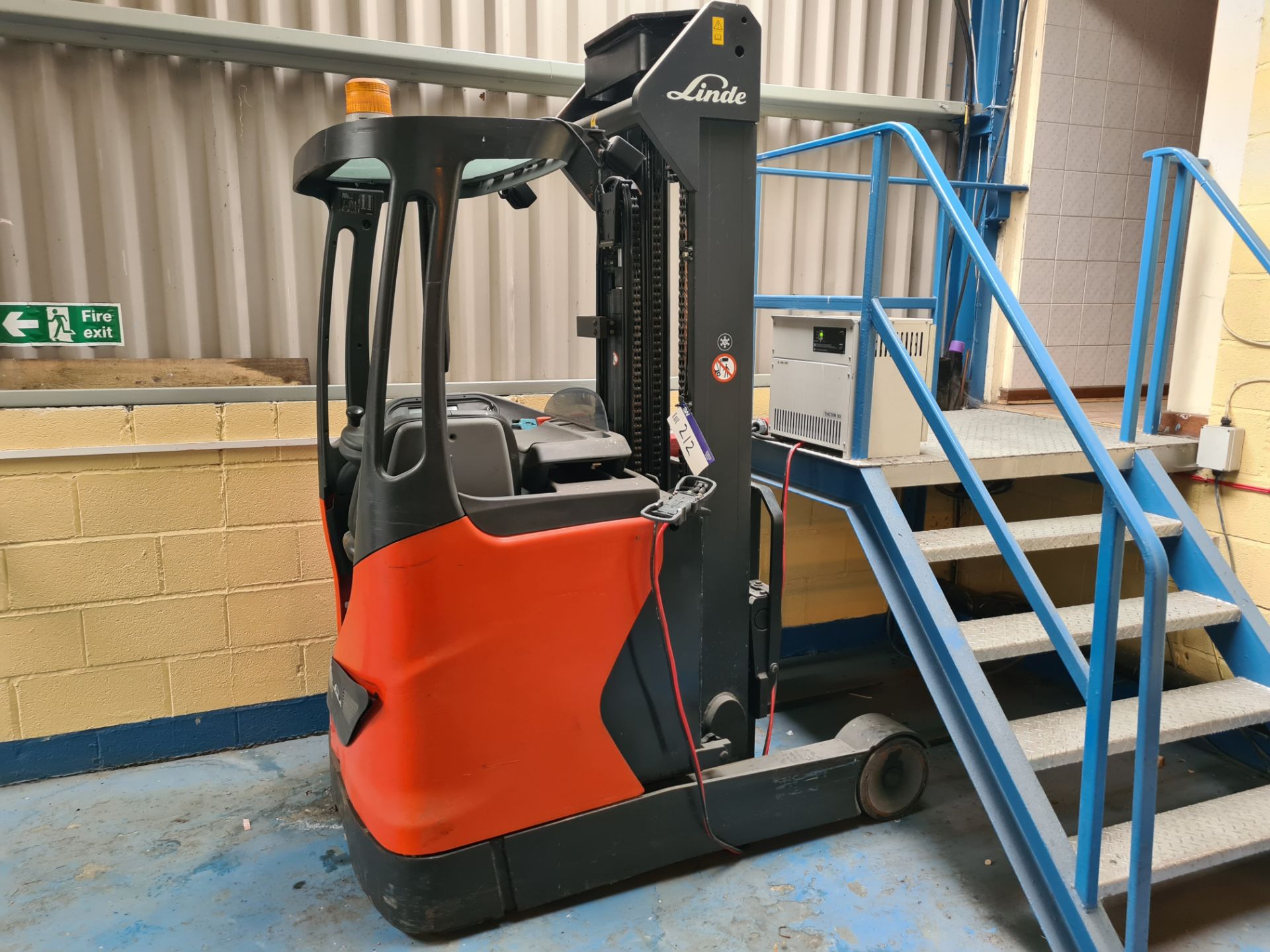 Linde R16N-1 Duplex Mast Ride on Electric Reach Truck, Yom 2013, S/N H21120D00851 c/w Charger