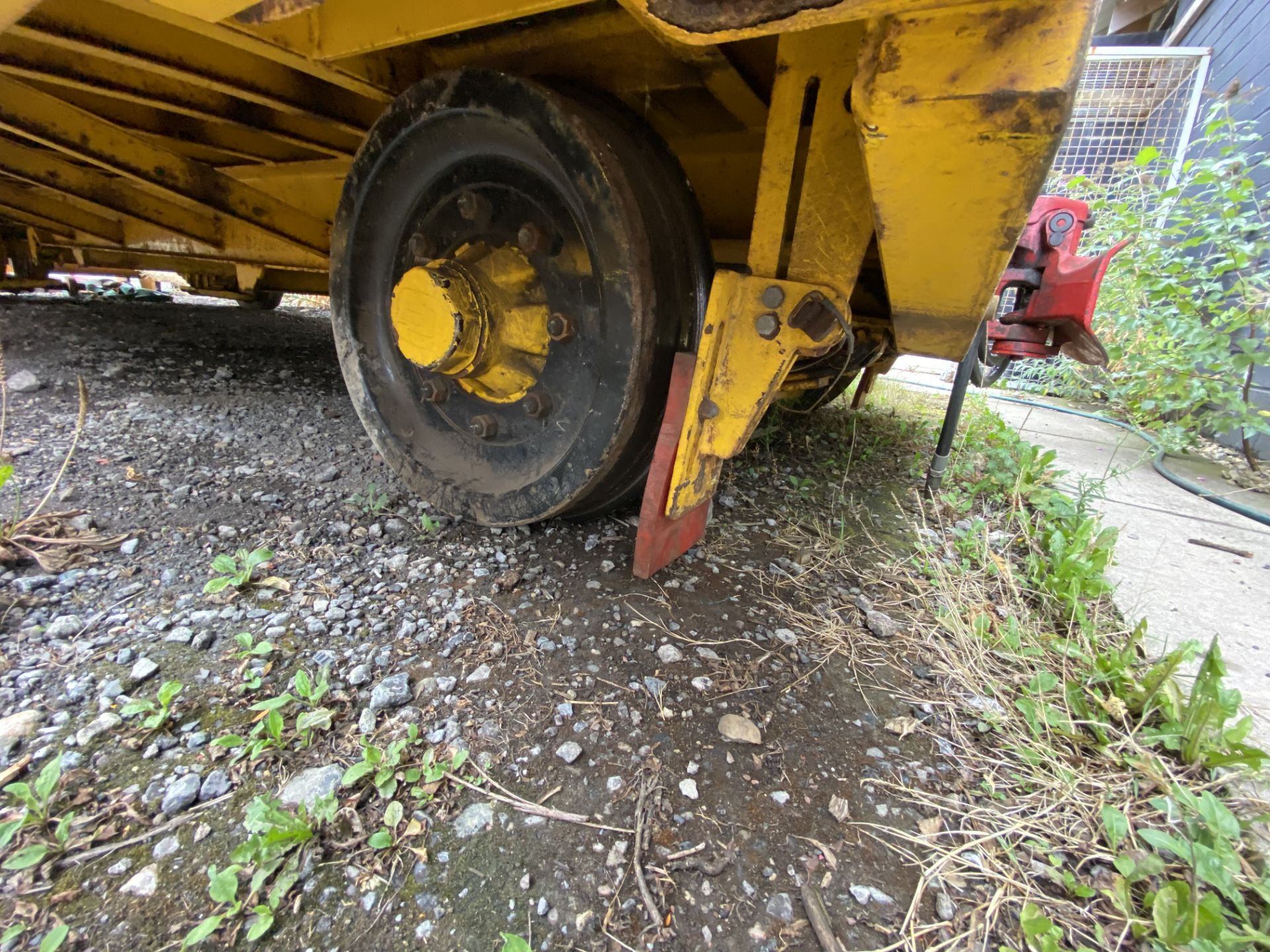 Predator Rail Trailer (SV251), EAC expiry 22/01/2023, approx. 5m long, 25,000kg MGW, with ballast - Image 8 of 13