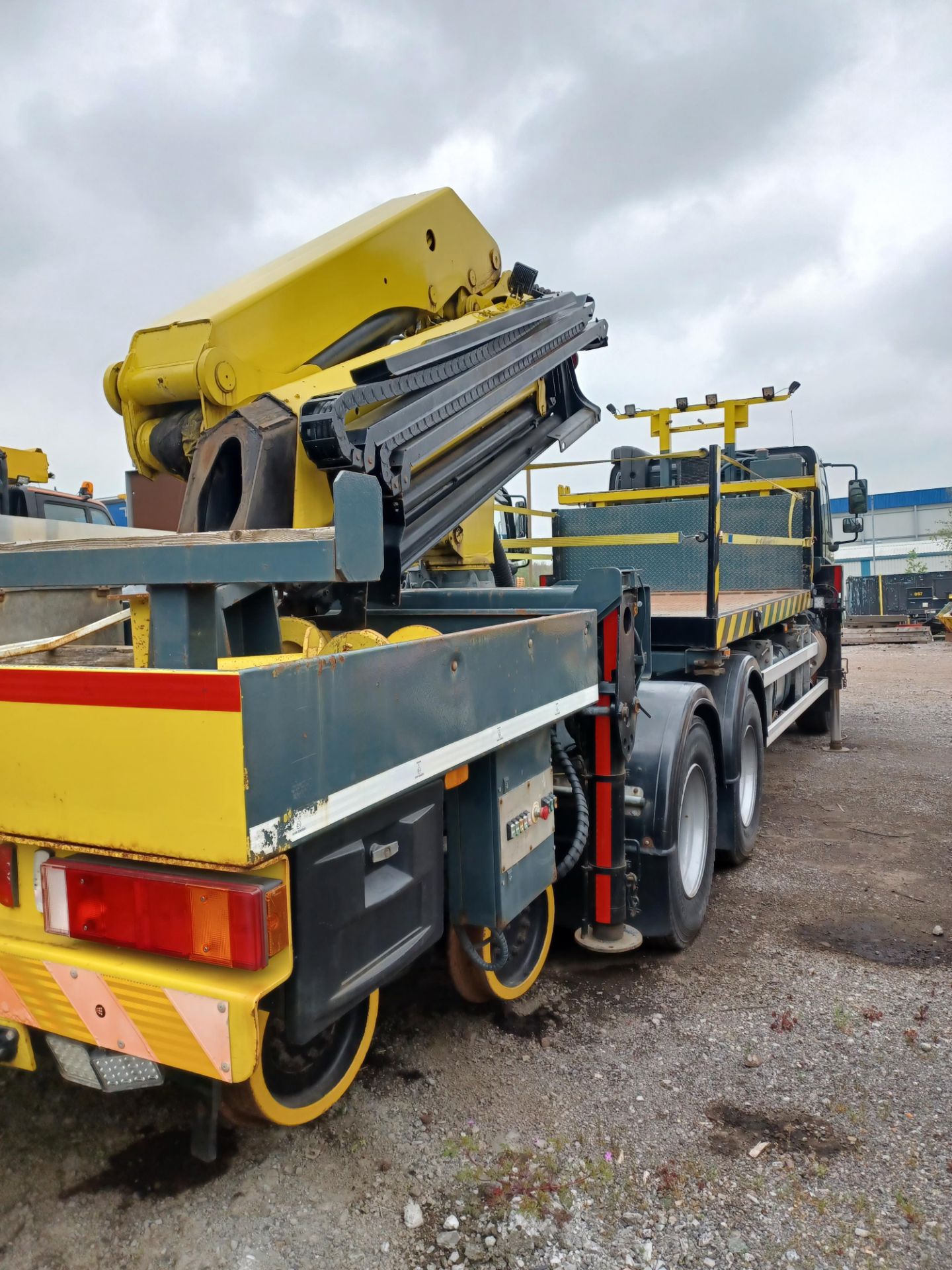 DAF CF75.310 ROAD RAIL 6x4 FLAT TRUCK FITTED CRANE - Image 21 of 26