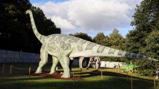 Animatronic Apatosaurus 18m long, 8+ m high, constructed from quality steel structure, high-