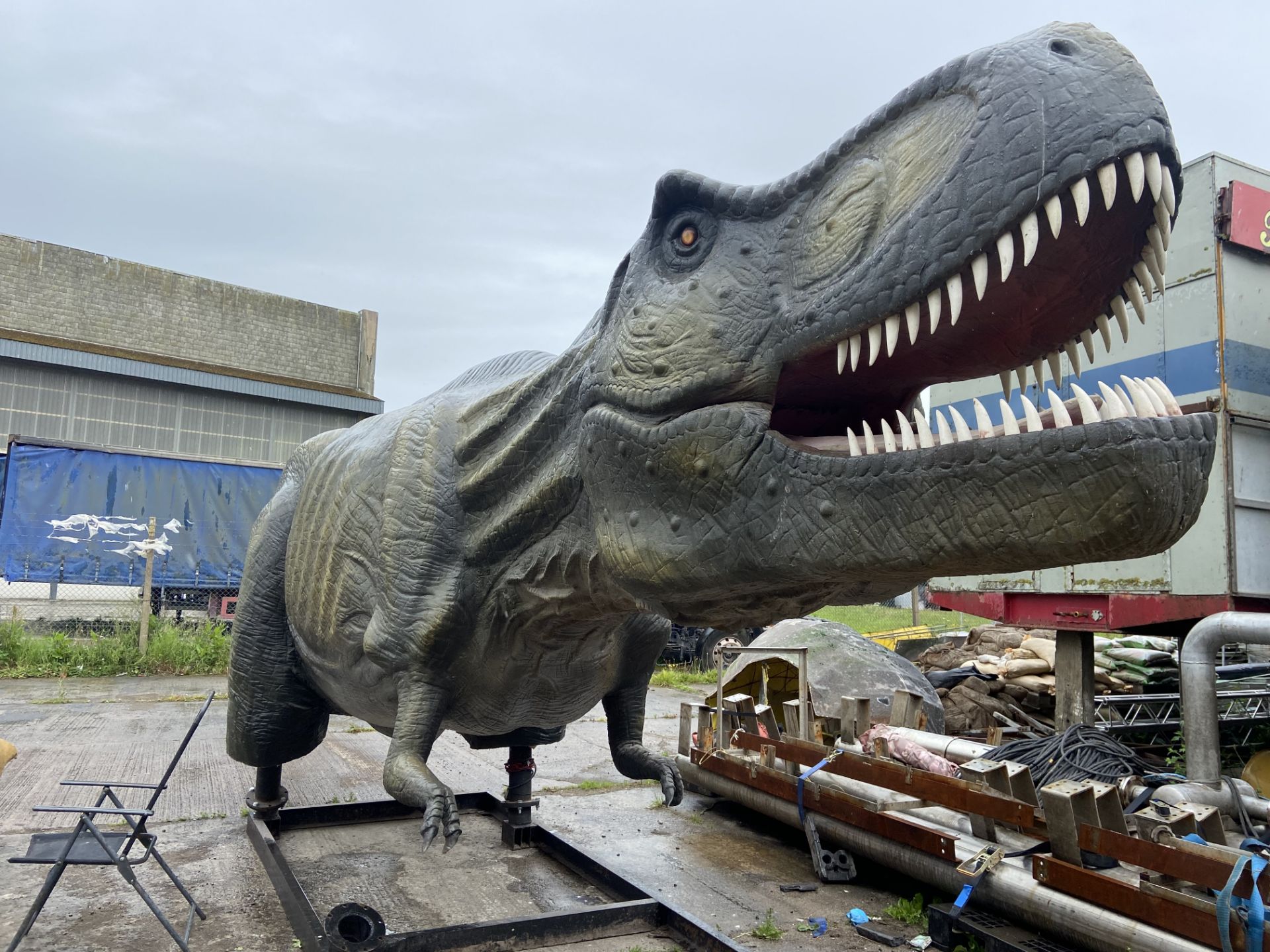 Animatronic Tyrannosaurus 12m long, 5.5 m high, constructed from quality steel structure, high- - Image 7 of 8