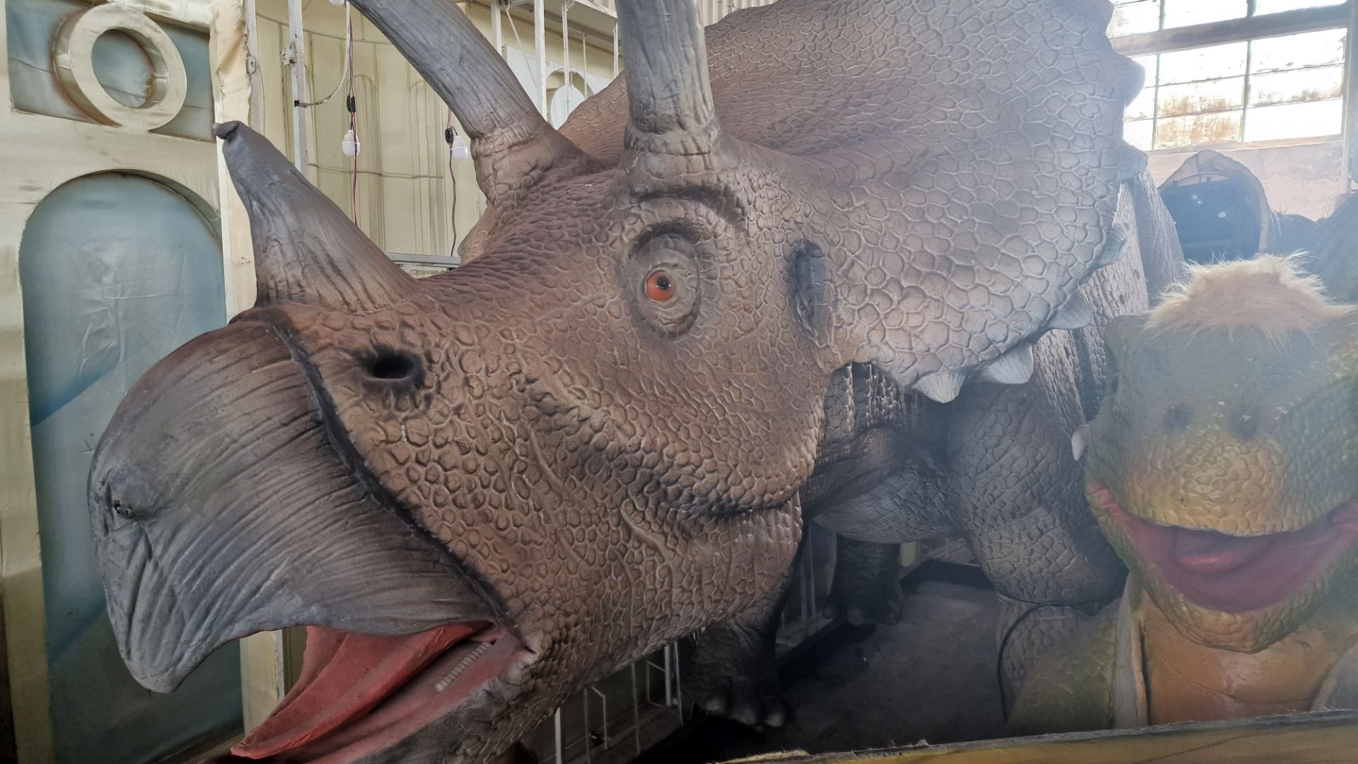 Animatronic Triceratops 8m long, 3 m high, constructed from quality steel structure, high-density - Image 3 of 4