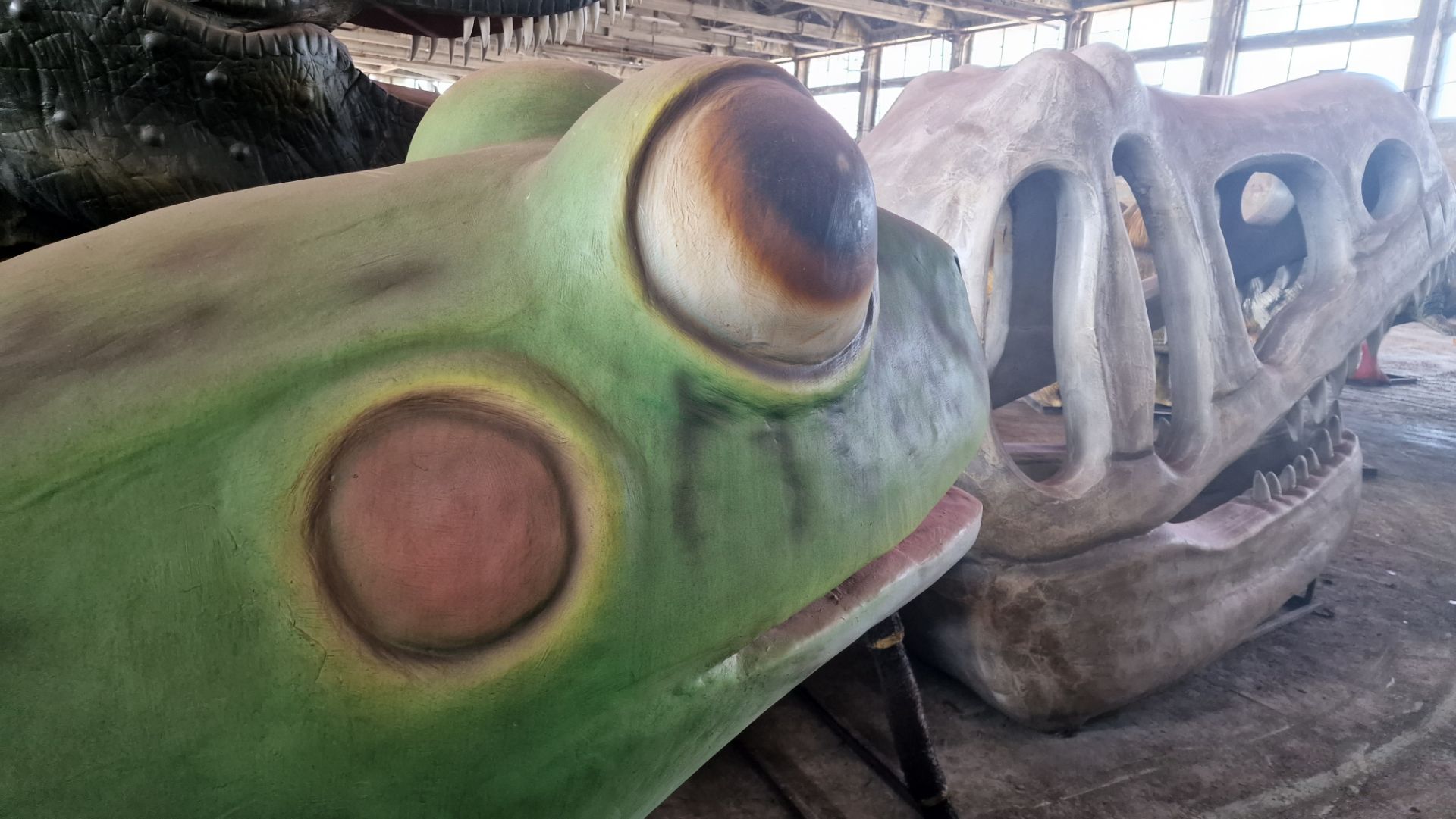 Frog 3m long, 2m high, constructed from quality steel structure, high-density sponge and three-layer - Image 2 of 2