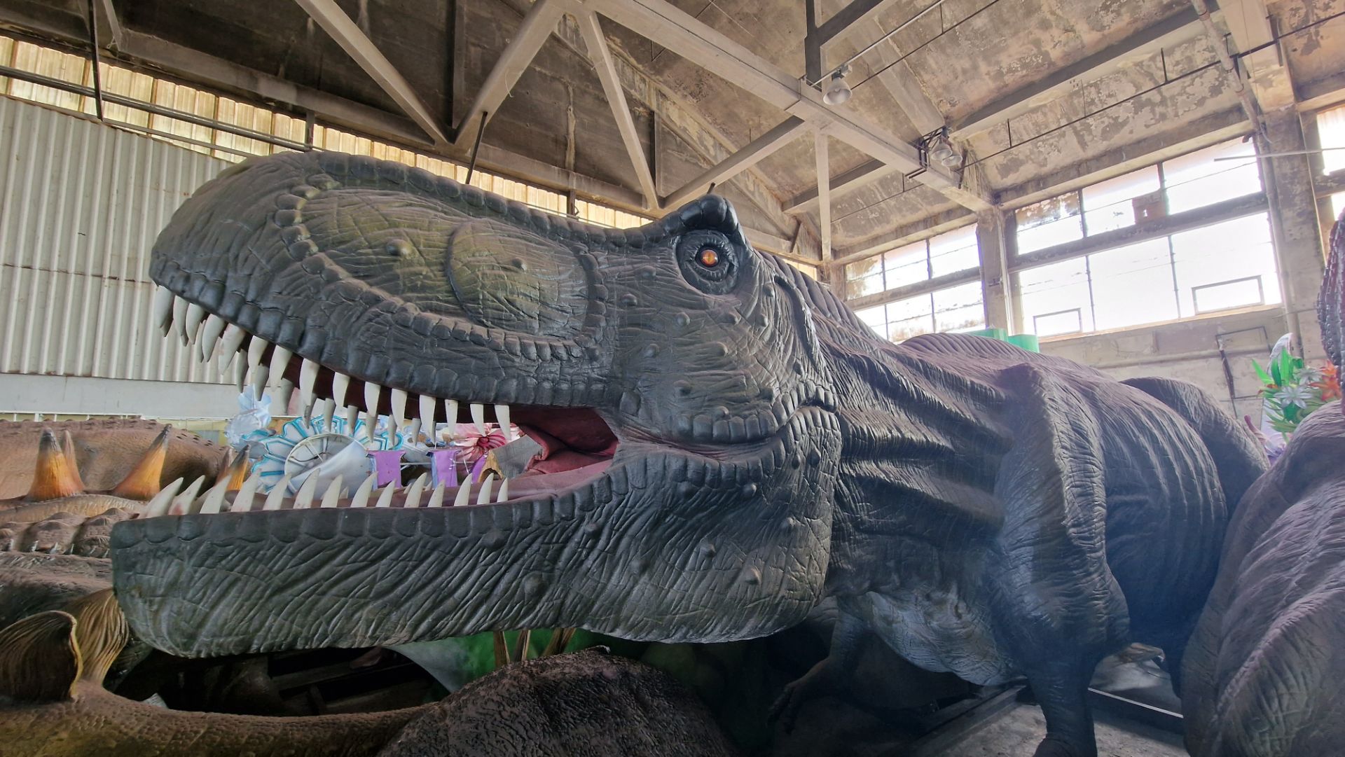 Animatronic Tyrannosaurus 12m long, 5.5 m high, constructed from quality steel structure, high- - Image 5 of 8