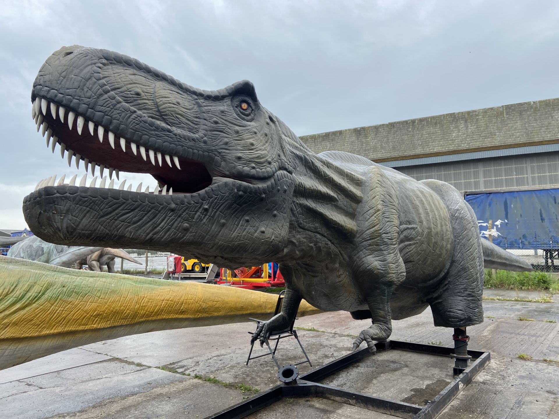 Animatronic Tyrannosaurus 12m long, 5.5 m high, constructed from quality steel structure, high- - Image 8 of 8