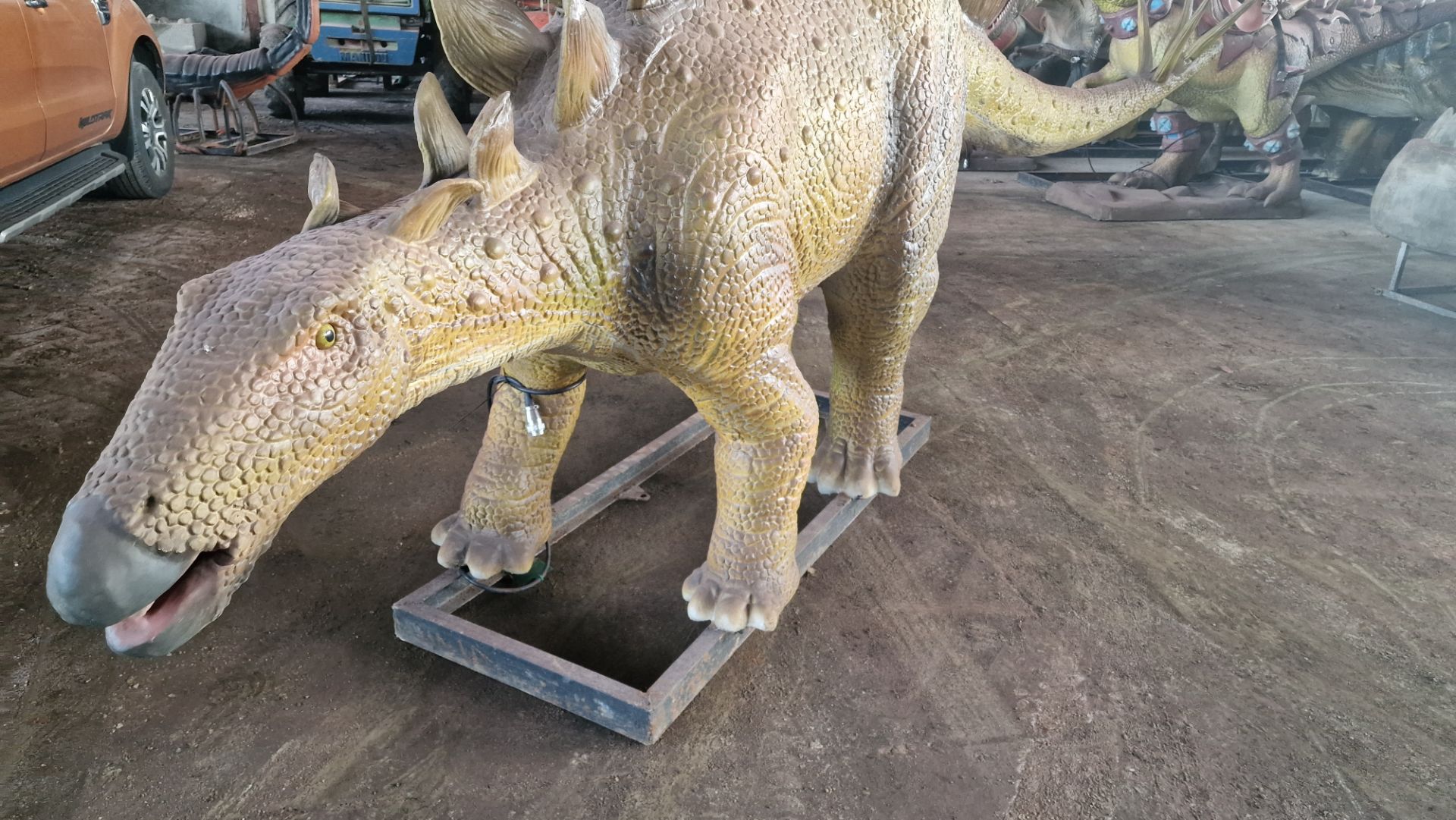 Animatronic Stegosaurus 5m long, 1.5 m high, constructed from quality steel structure, high- - Image 3 of 5