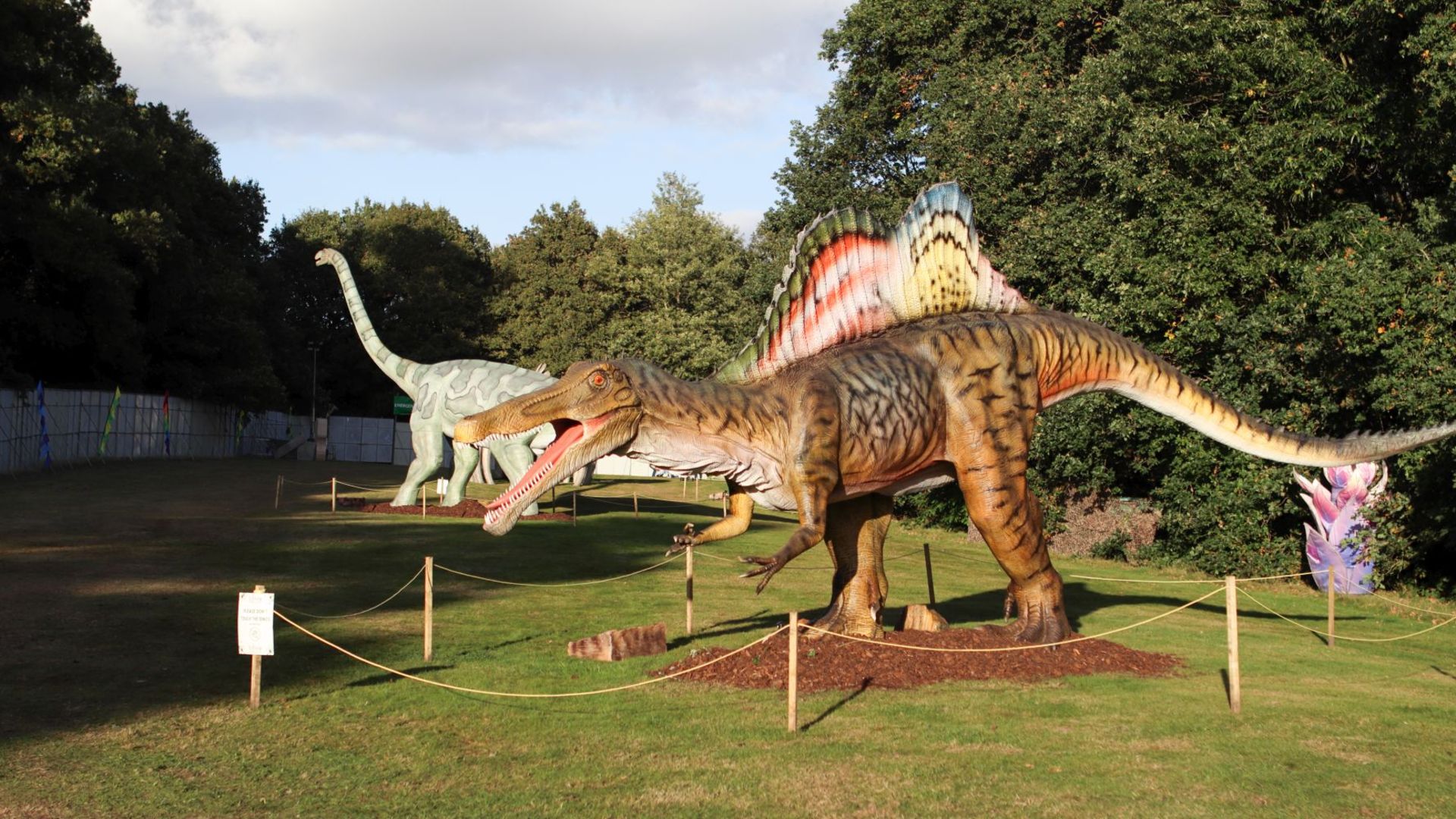 Animatronic Spinosaurus 12m long, 6 m high, constructed from quality steel structure, high-density - Image 2 of 6