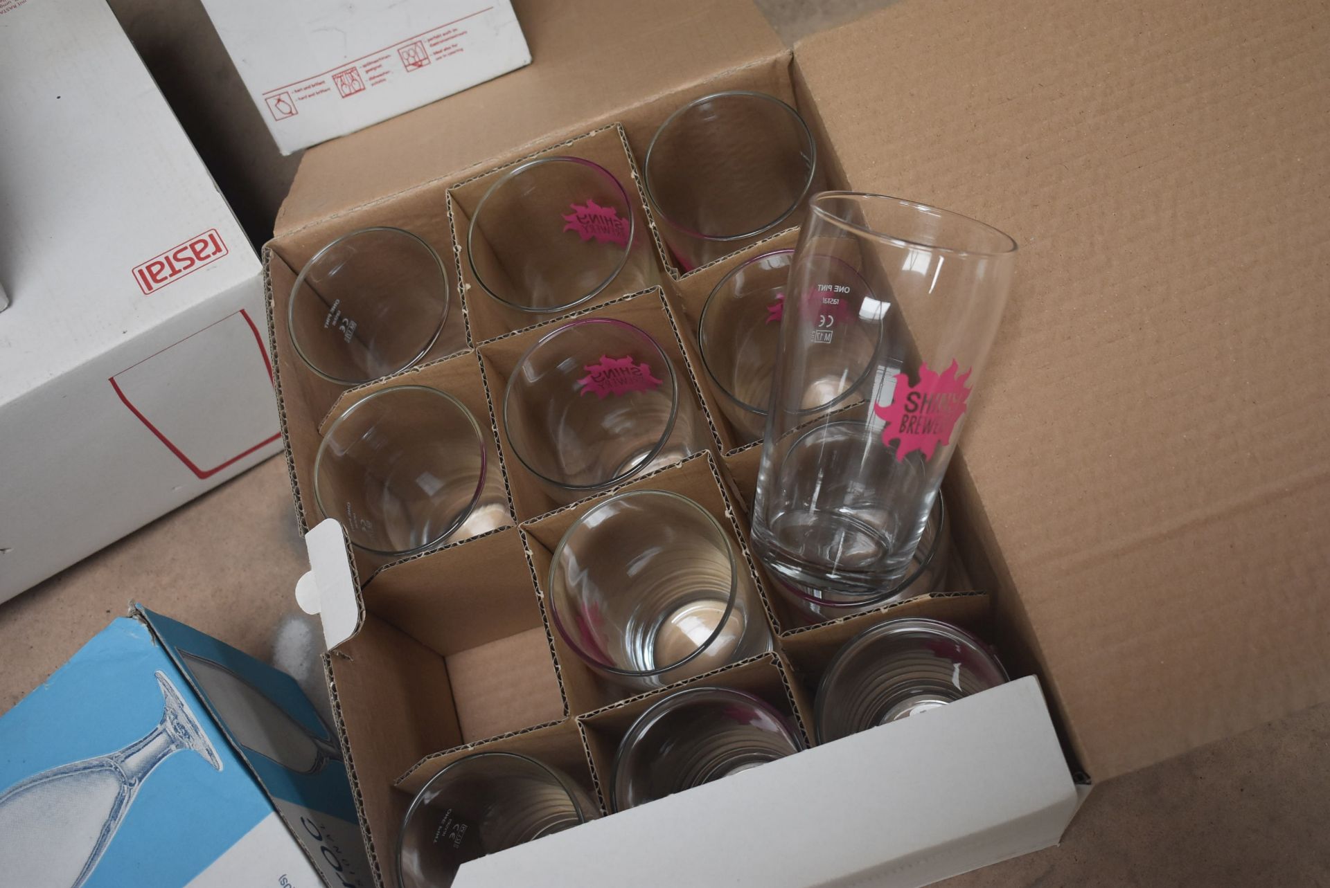 Assorted Glassware, as set outPlease read the following important notes:- NOTE NO FORK LIFT TRUCK ON - Image 2 of 4