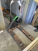 Hand Hydraulic Pallet Truck, with forks approx. 1m x 680mm (in quarantine area)Please read the