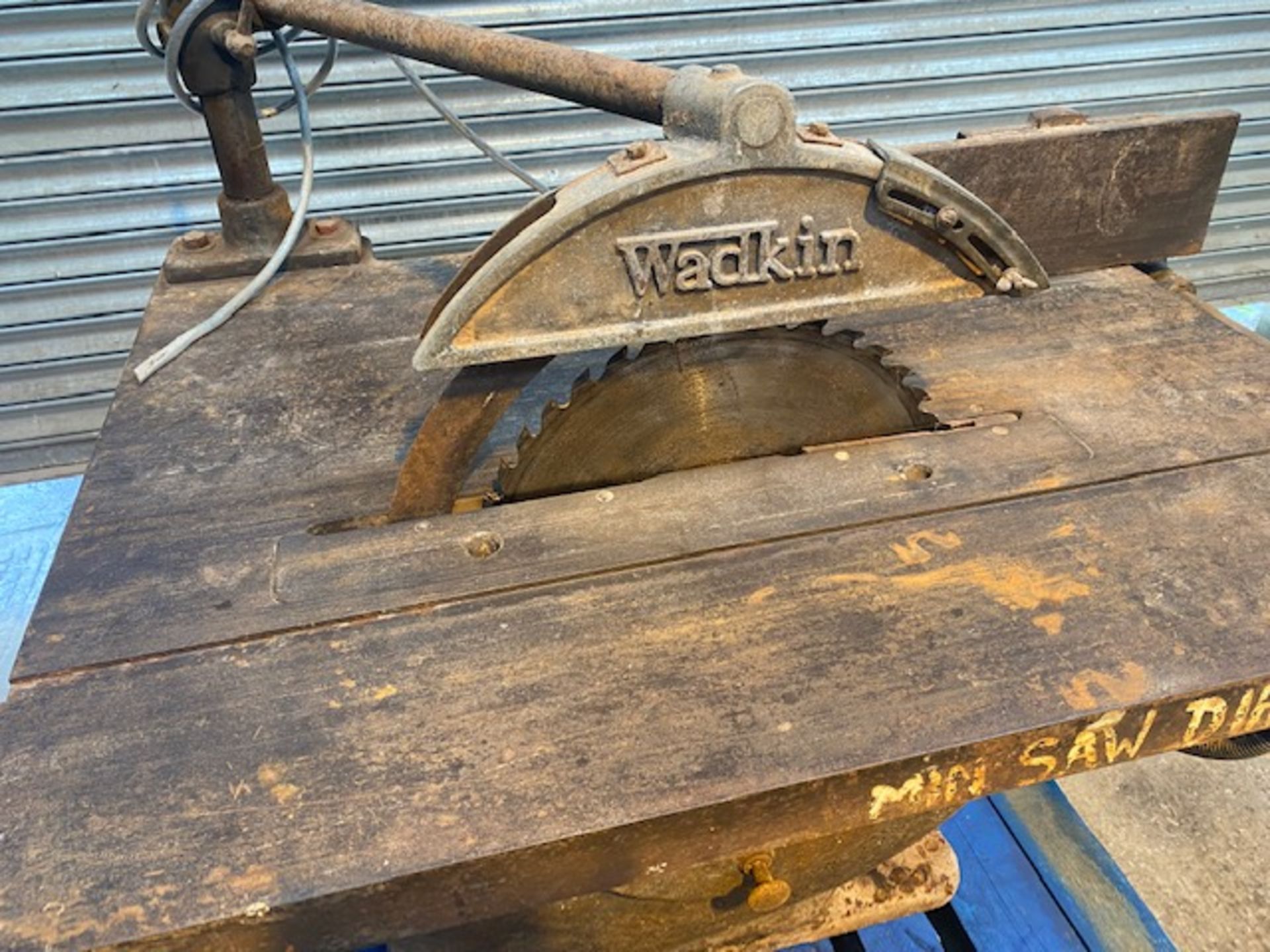 Wadkin SO 18in. Rip Saw, serial no. 225, with rise and fall to the bed, 16in. blade fitted, with a - Image 4 of 9