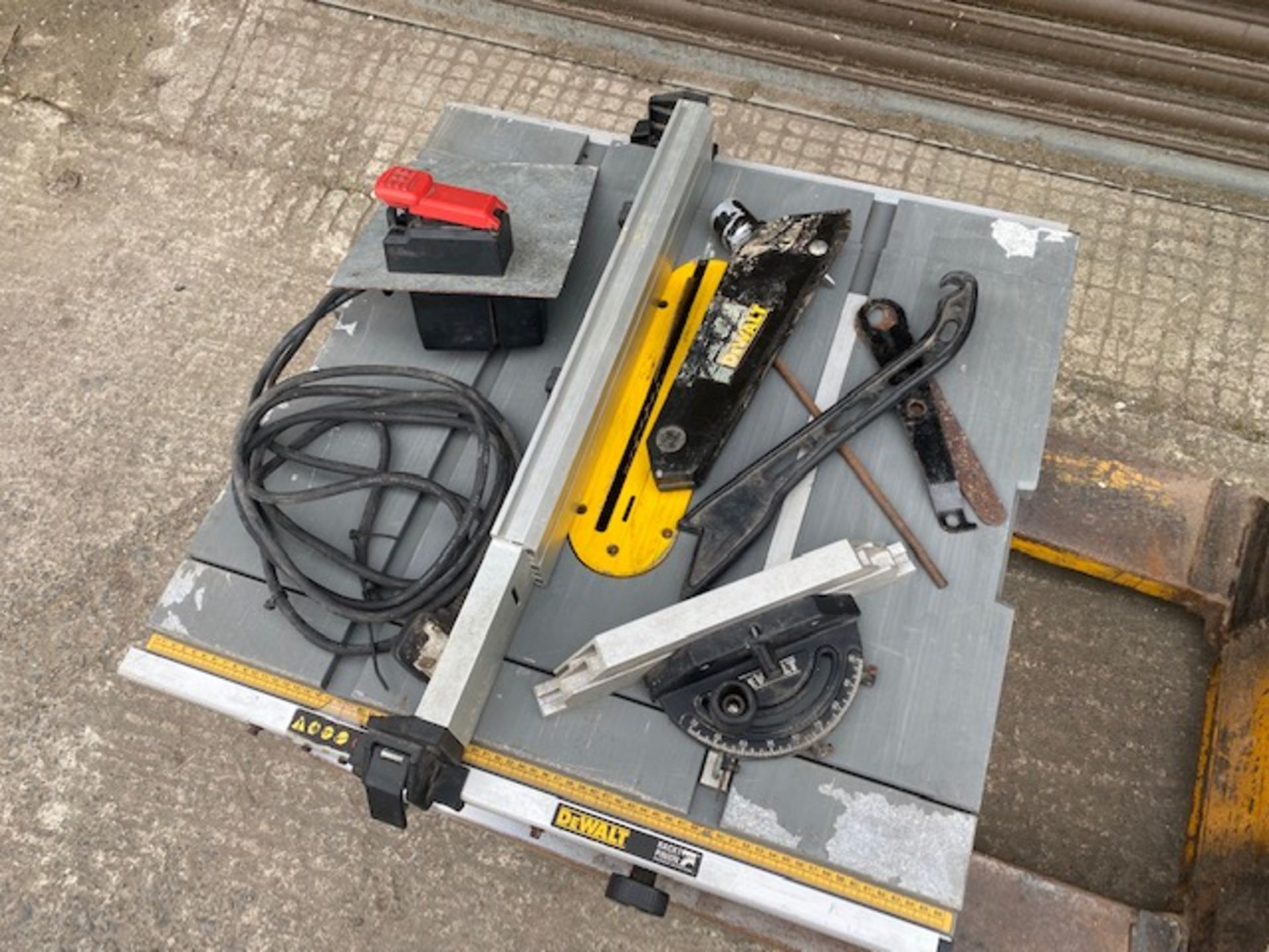 DeWalt DW744XP Site/ Bench Top Saw, 240V (vendors comments - good condition), lot location - - Image 4 of 5