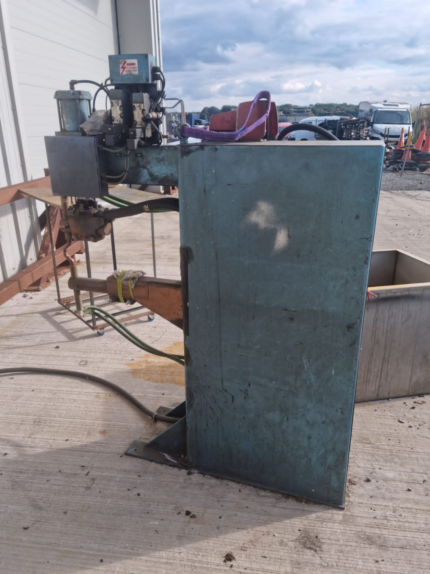 British Federal Spot Welder, with water tank, three phase, with foot pedal (vendors comments - - Image 7 of 7