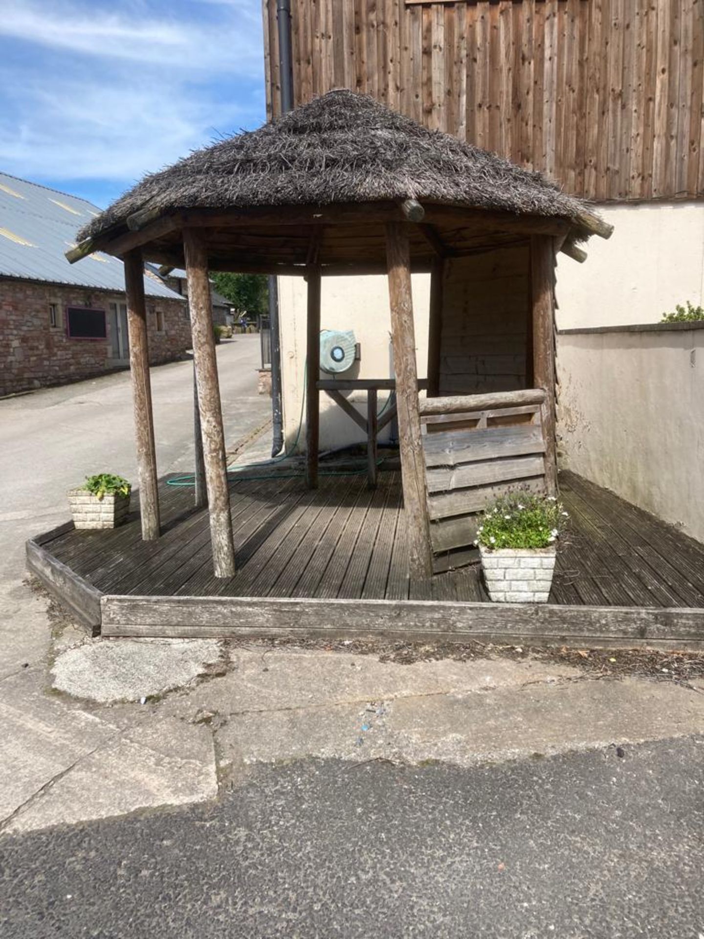 Thatched Roof Gazebo, approx. 3m x 3m, with decking (vendors comments - buyer to remove, good - Bild 3 aus 3