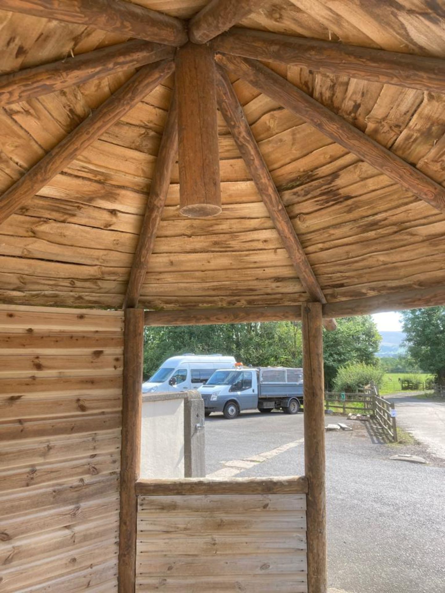 Thatched Roof Gazebo, approx. 3m x 3m, with decking (vendors comments - buyer to remove, good - Bild 2 aus 3