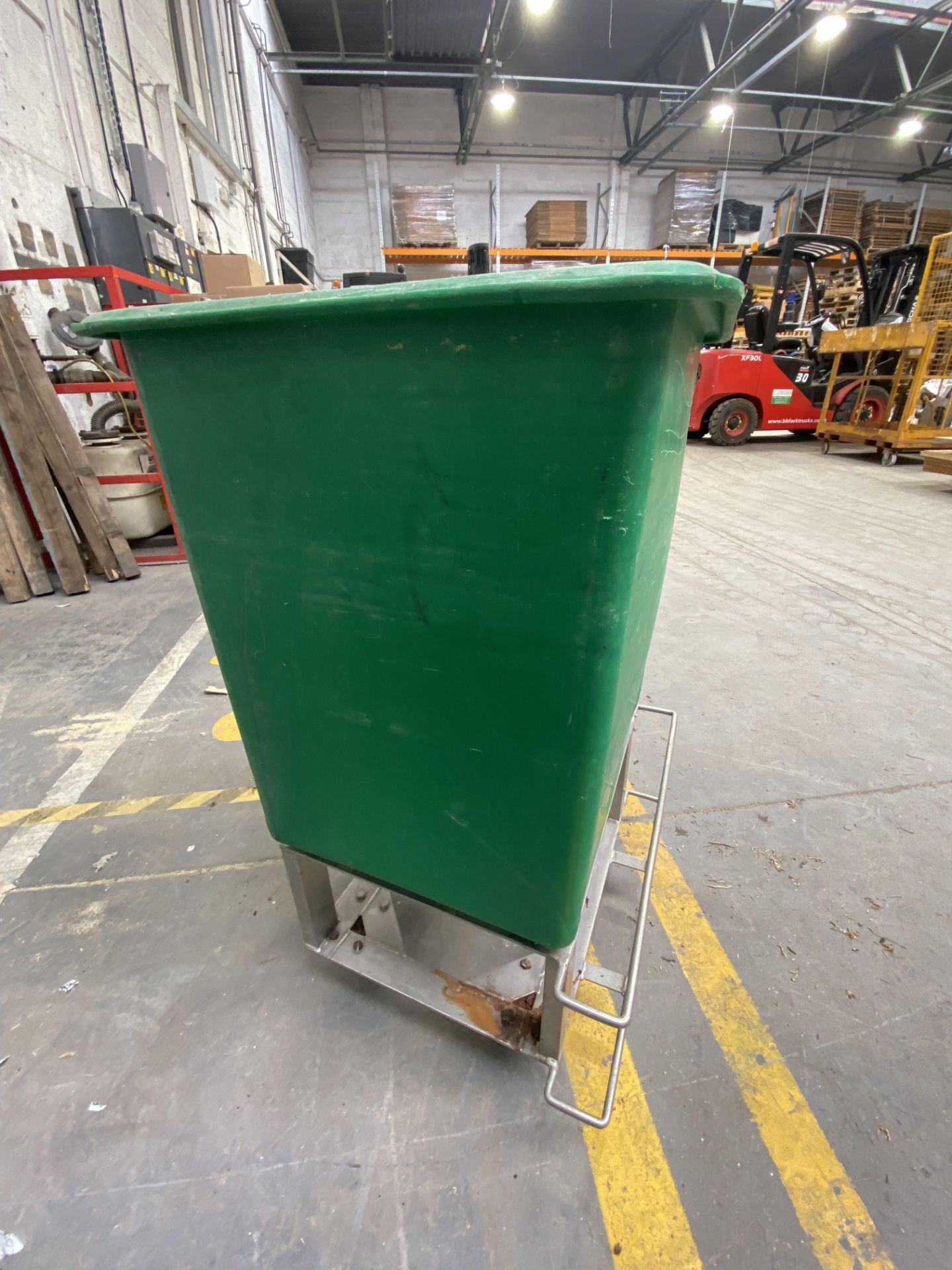 Green Mixing Tub/ Tote, with integrated trolley, a - Image 3 of 8