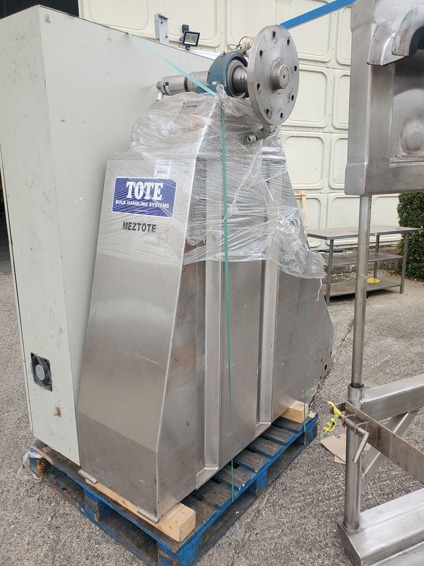Rotating Tote Blender, with two stainless steel bi - Image 7 of 11