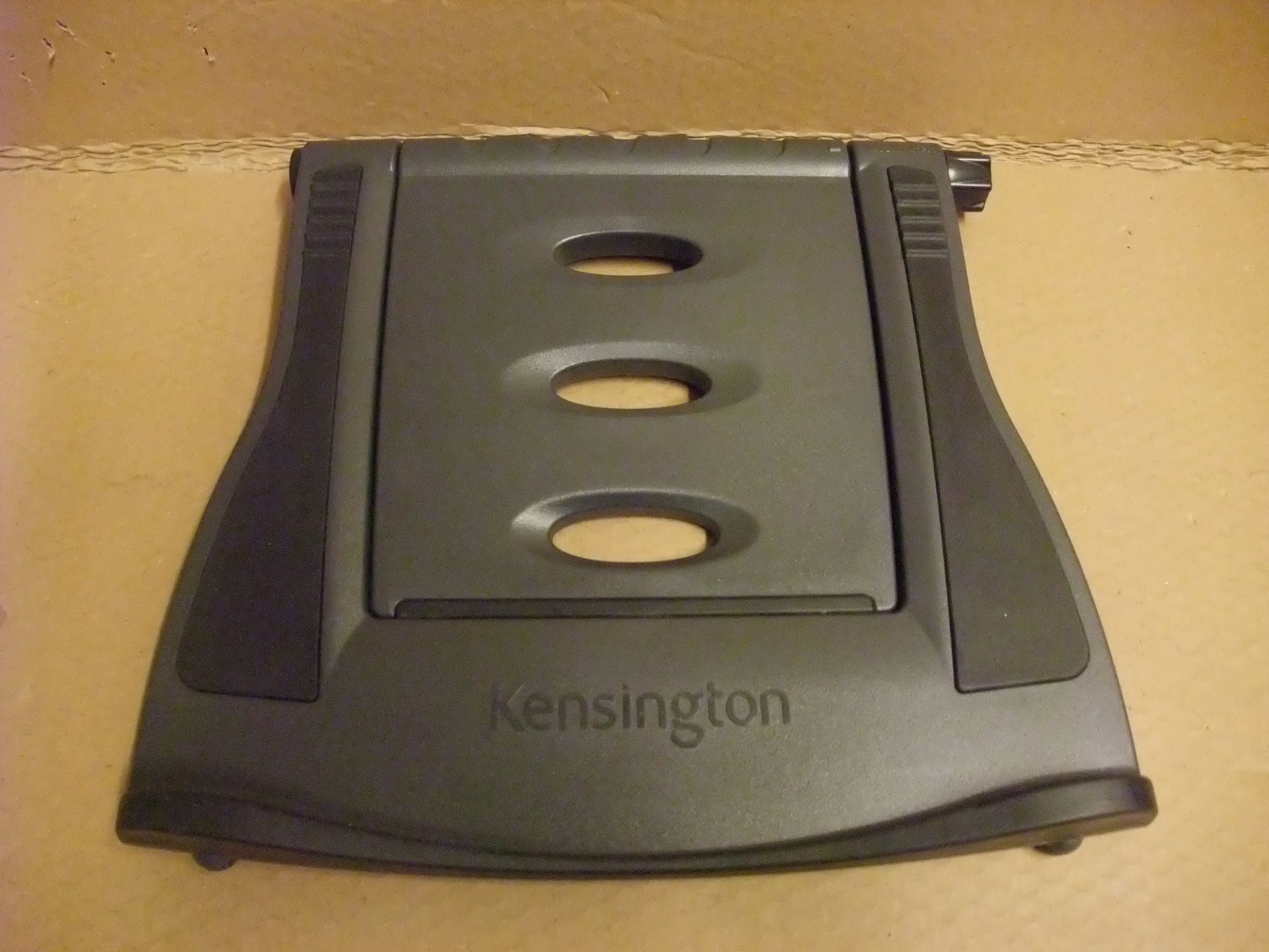 Eight Kensington 'Easy Riser' Laptop StandsPlease read the following important notes:- All lots must - Bild 2 aus 3