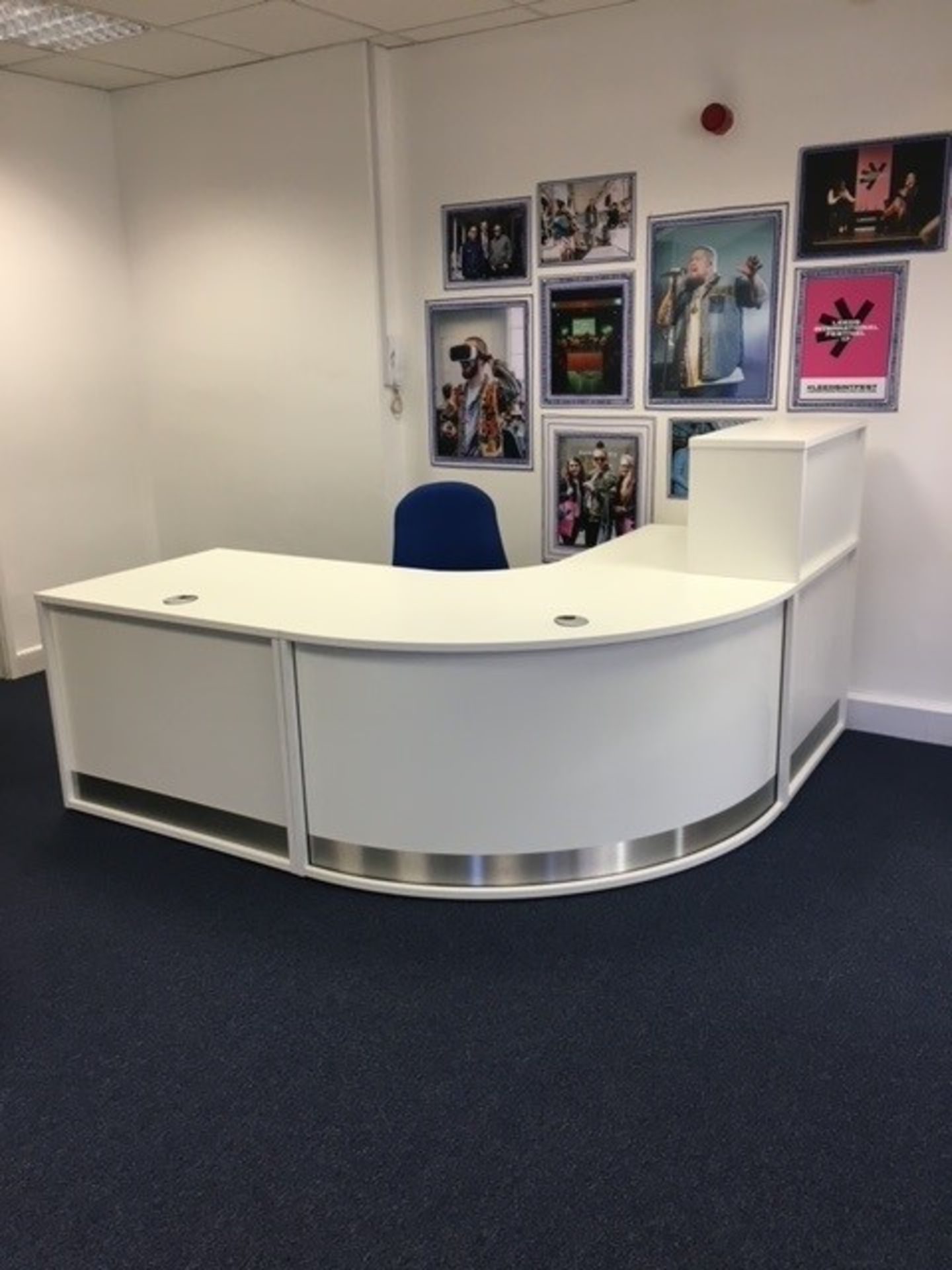 White Curved Reception Desk (Located at Briggate, Leeds)Please read the following important