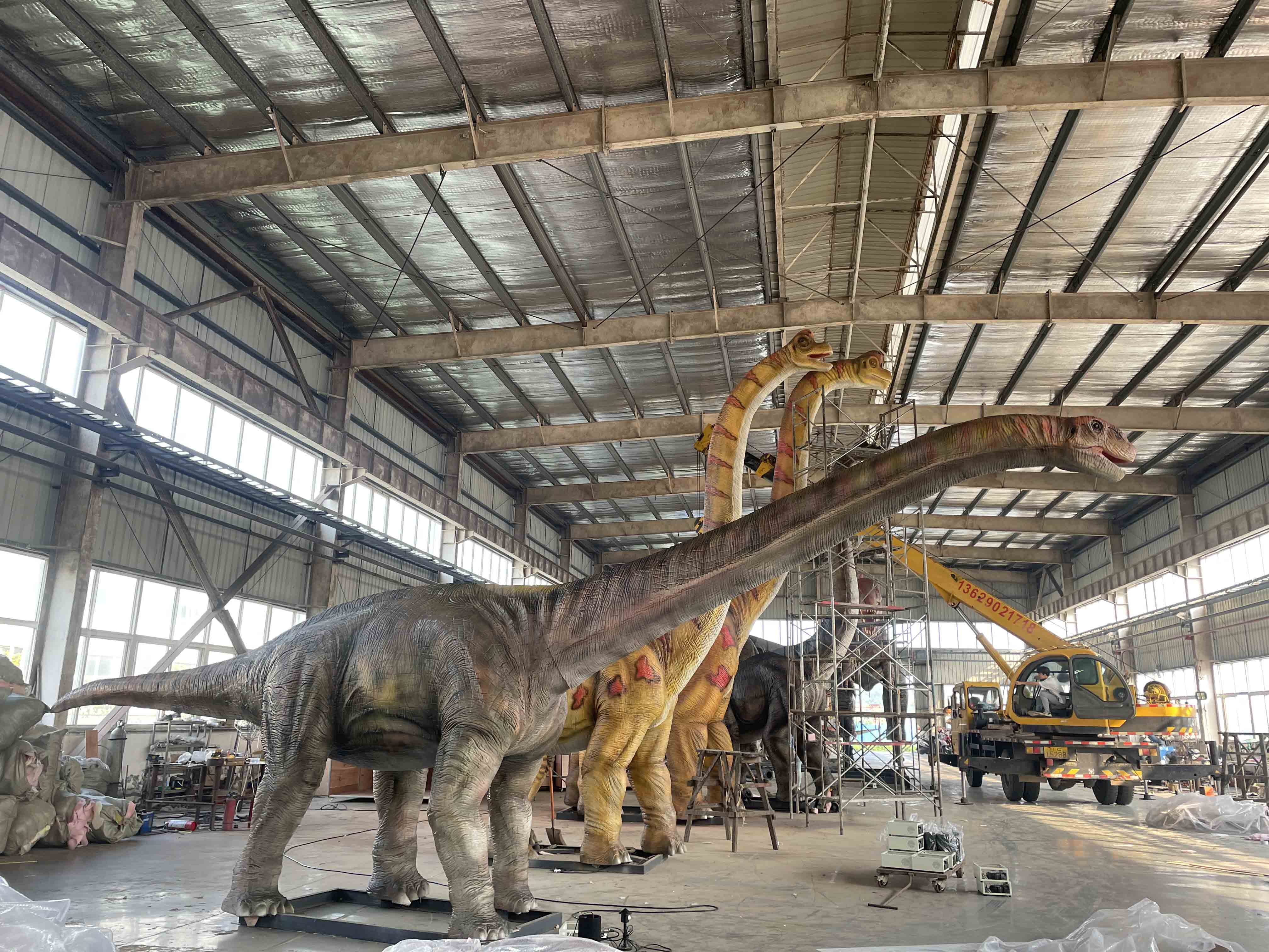 Animatronic Ruyangosaurus by Only Dinosaurs, 10m long, 1.2m wide, 3m high, approx. 370kg constructed - Image 4 of 8