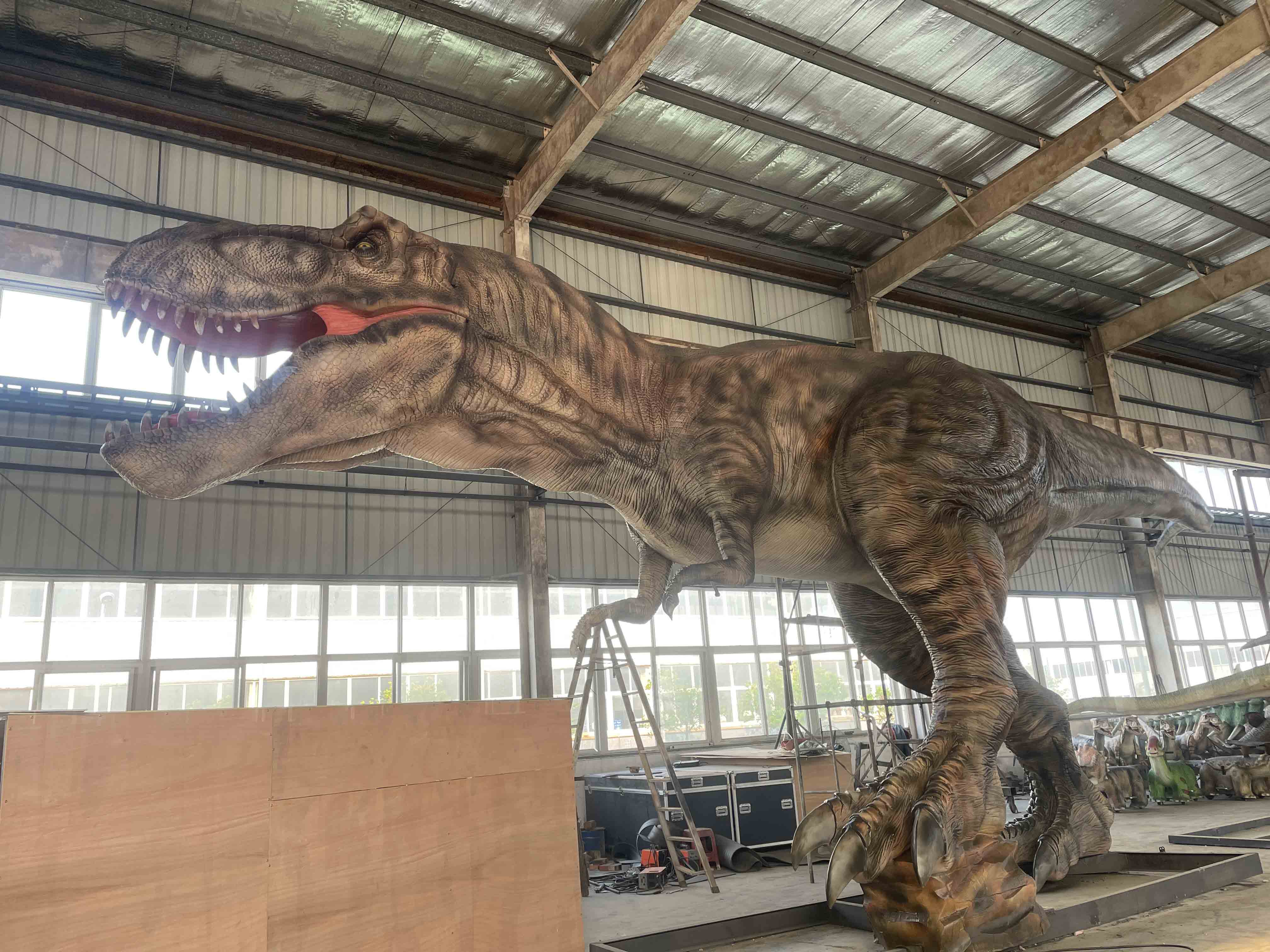 Animatronic Tyrannosaurus by Only Dinosaurs, 15m long, 2.5m wide, 5.1m high, approx. 1,740kg, - Image 5 of 10