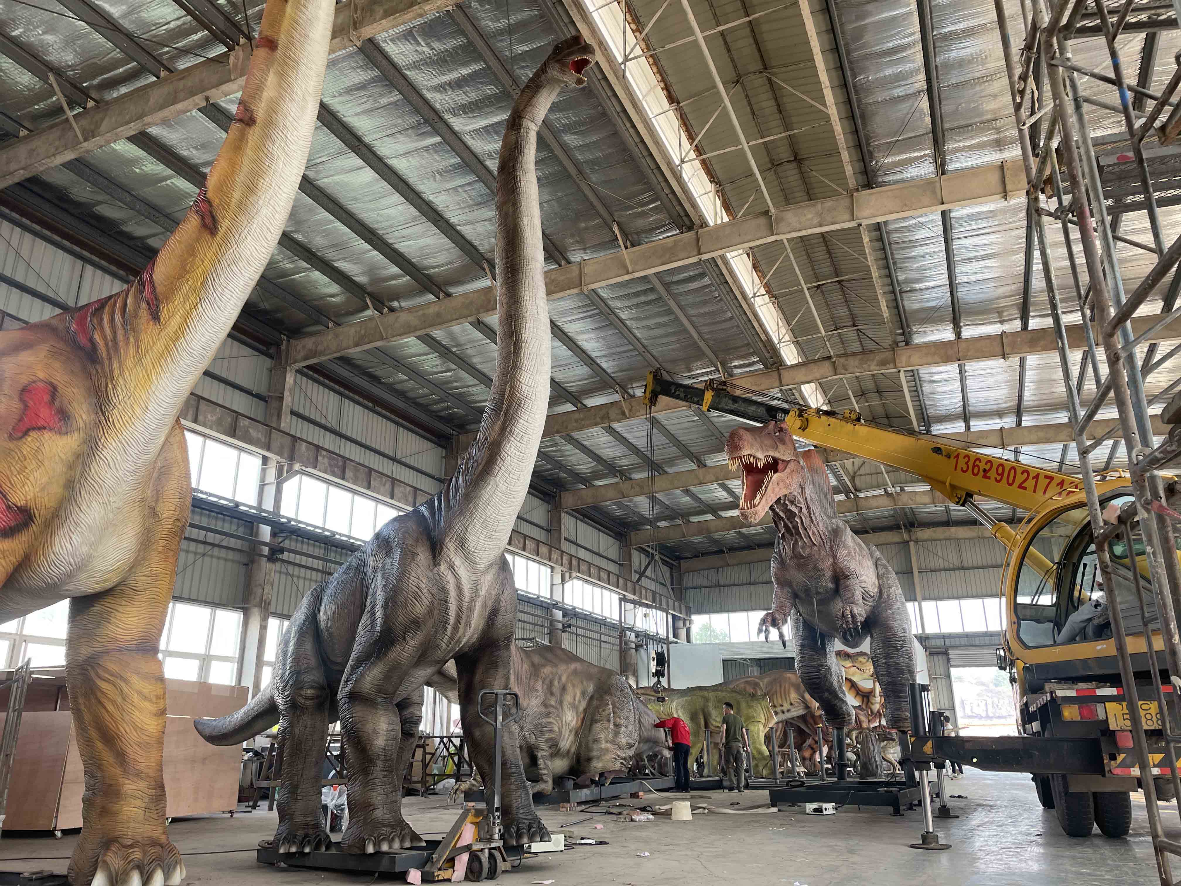 Animatronic Brachiosaurus by Only Dinosaurs, 6.8m long, 1.9m wide, 6.7m high, approx. 380kg - Image 2 of 5