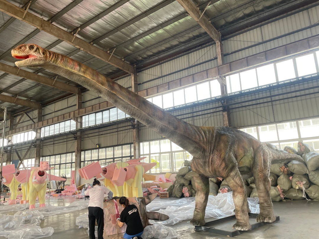 Animatronic Ruyangosaurus by Only Dinosaurs, 10m long, 1.2m wide, 3m high, approx. 370kg constructed - Image 3 of 8