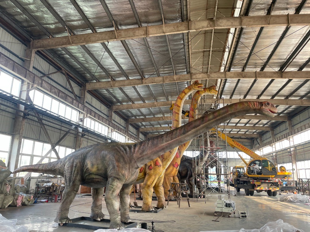 Animatronic Ruyangosaurus by Only Dinosaurs, 10m long, 1.2m wide, 3m high, approx. 370kg constructed - Image 6 of 8