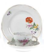 Meissen-Kaffeegedeck, 3-teilig, Bunte Blume 1 und 3 mit Goldrand, Neuer Ausschnitt, 1. und 2. Wahl,