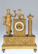 Empire-Figurenpendule, Frankreich um 1810, Bronze feuervergoldet, vollplastische Darstellung einer 