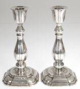 Paar Kerzenleuchter, 830er Silber, Schweden, punziert, gefüllter Stand, eckiger, und reliefierter F