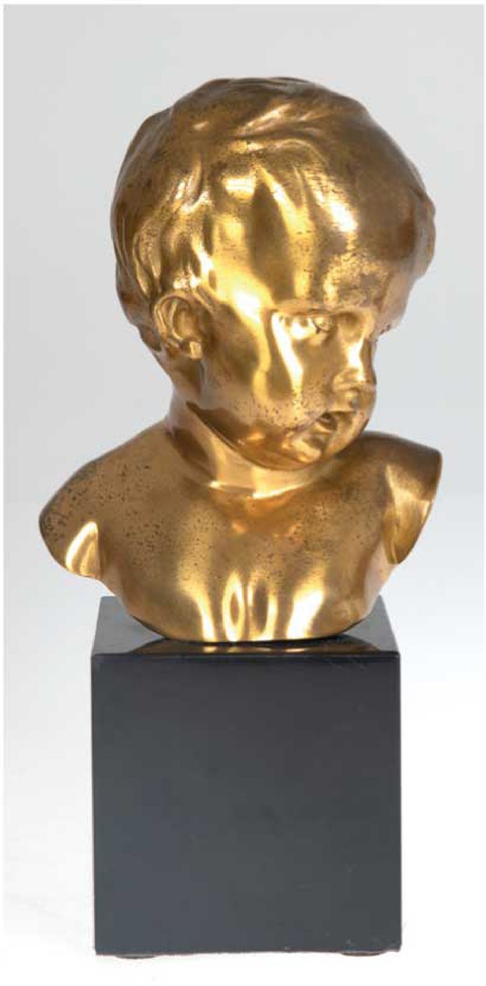Bronzeskulptur "Knaben-Büste", Bronze vergoldet, auf quadratischer, schwarzer Marmorplinthe, H. der