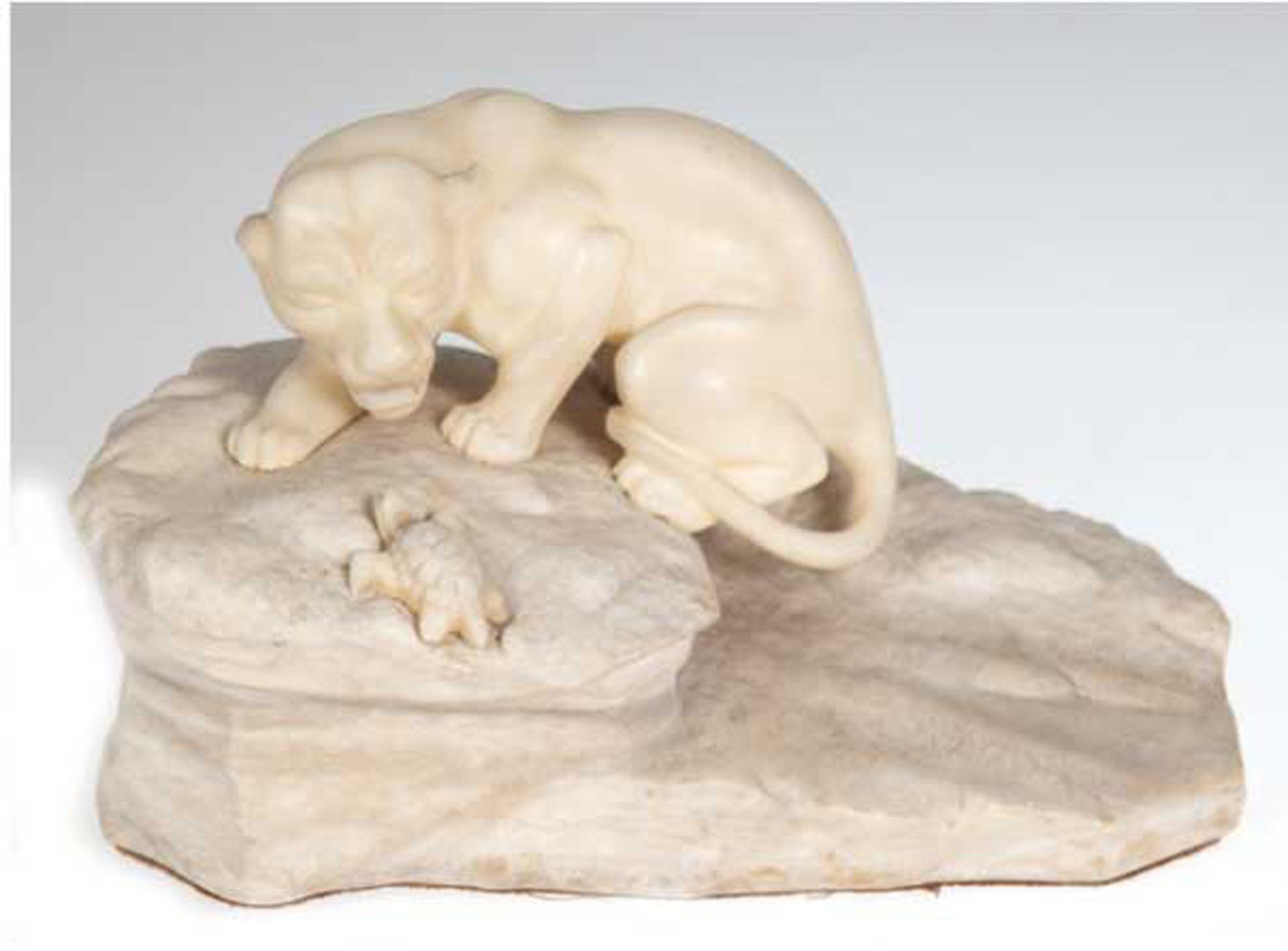 Marmor-Figur "Panther und Schildkröte", auf naturalistischen Sockel angriffslustiger Panther in Lau